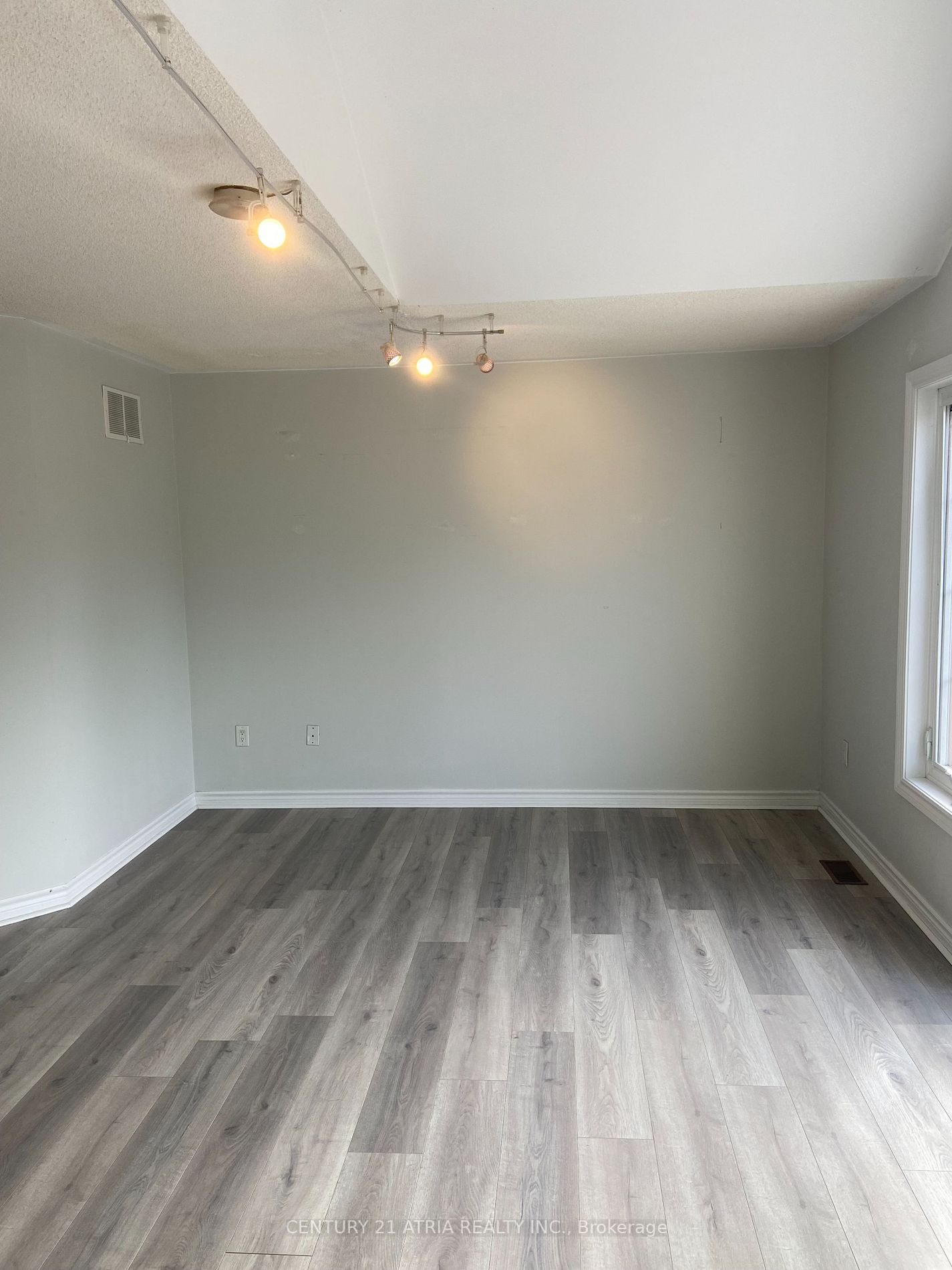 6 Robert St