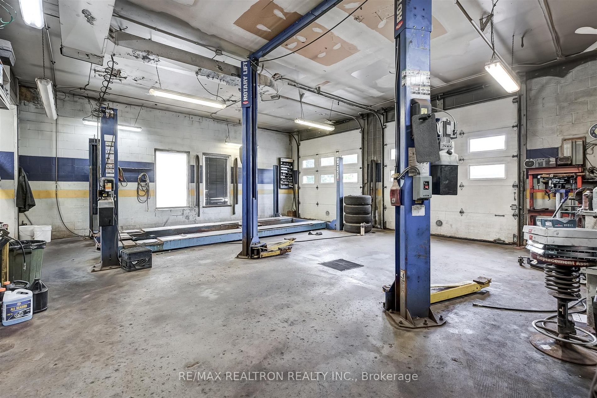 20221 Leslie St