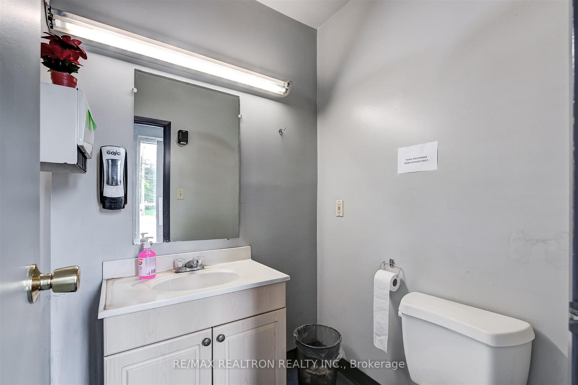 20221 Leslie St