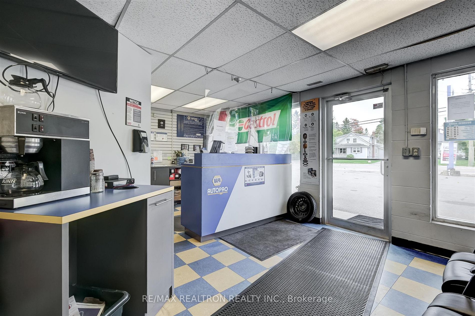 20221 Leslie St