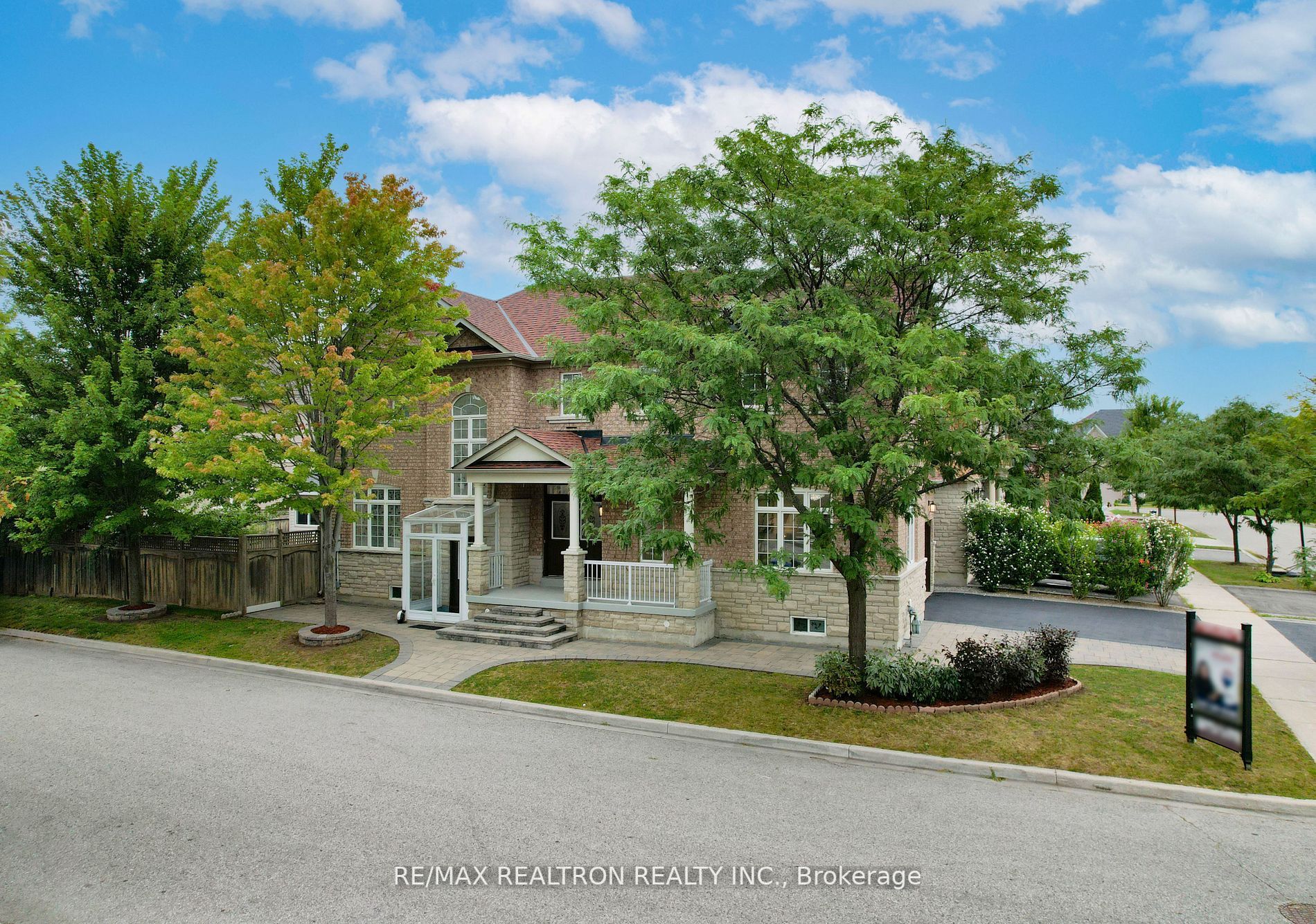 42 Reginald Lamb Cres