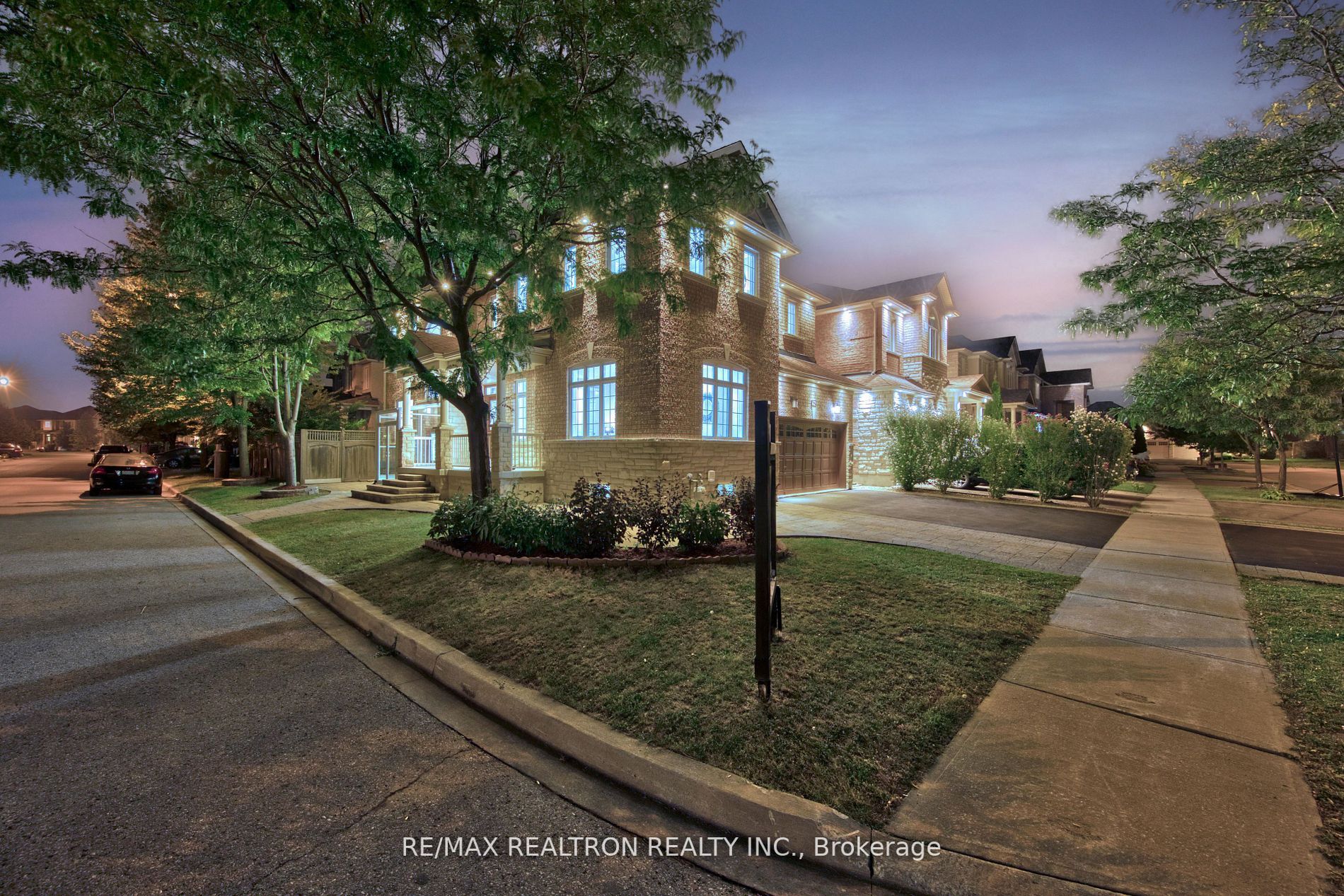 42 Reginald Lamb Cres