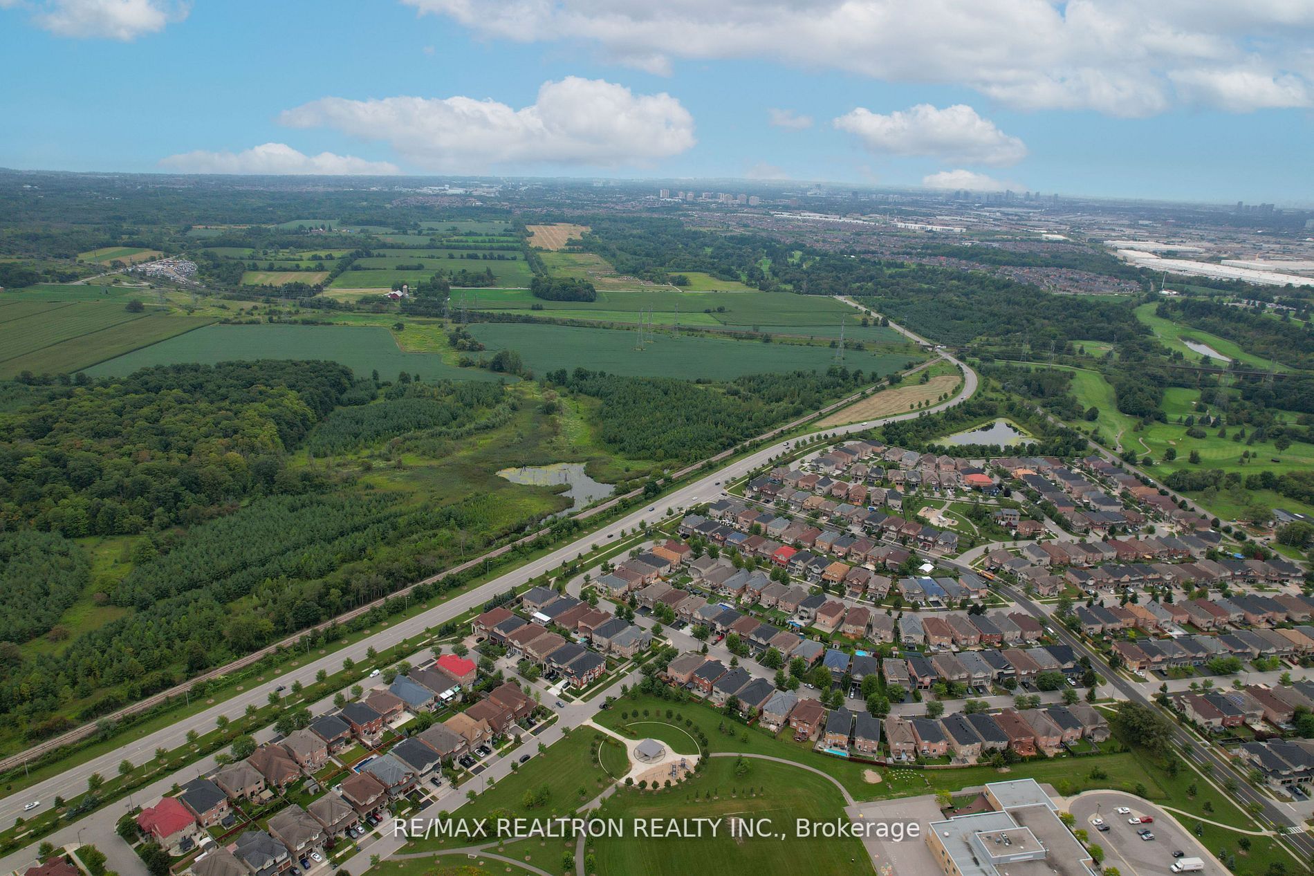 42 Reginald Lamb Cres