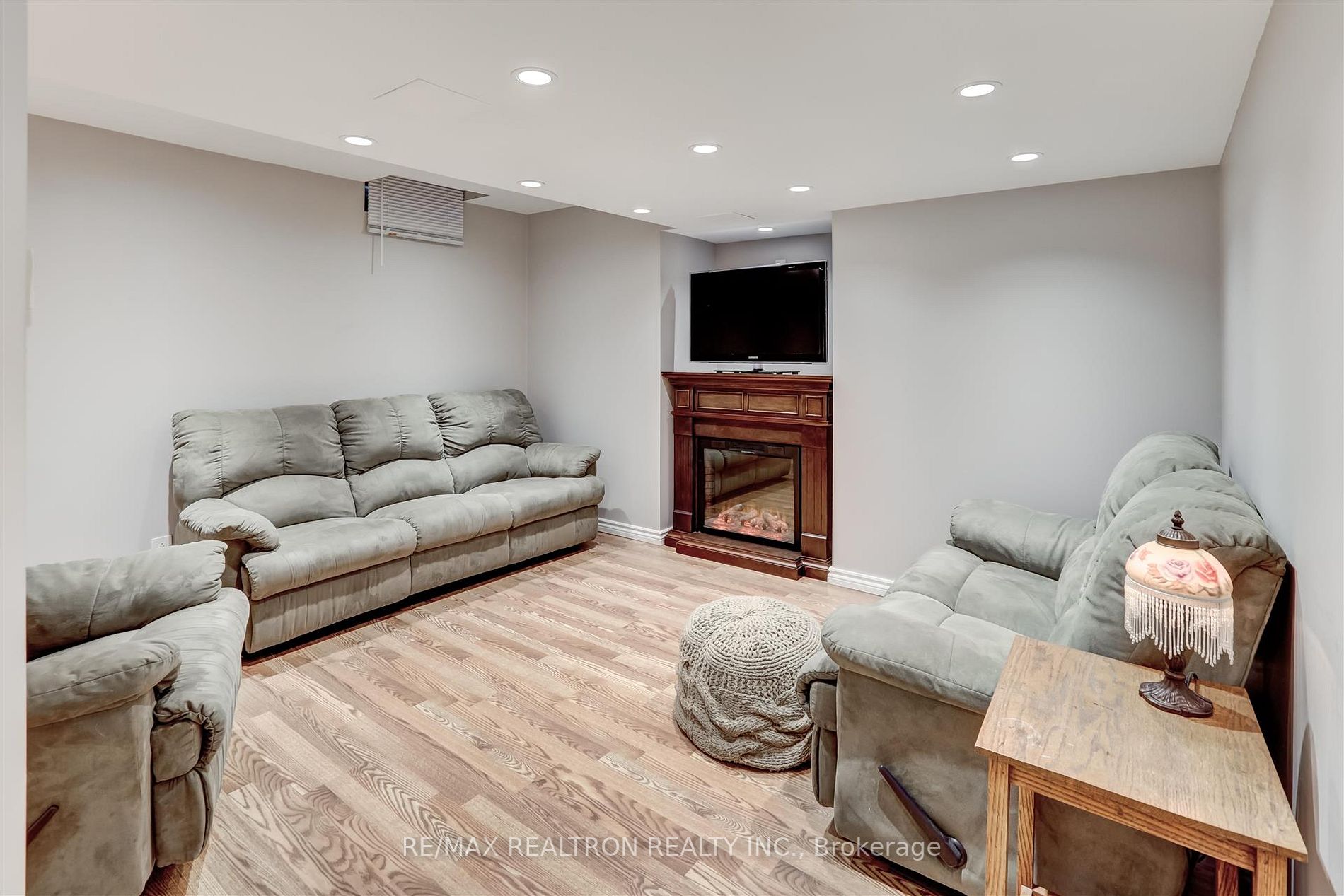 561 Roeder Crt