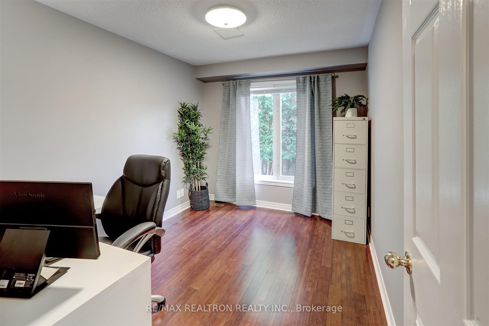 561 Roeder Crt