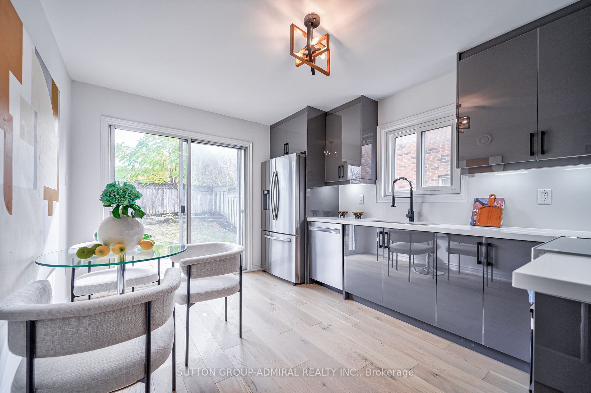350 Pickering Cres