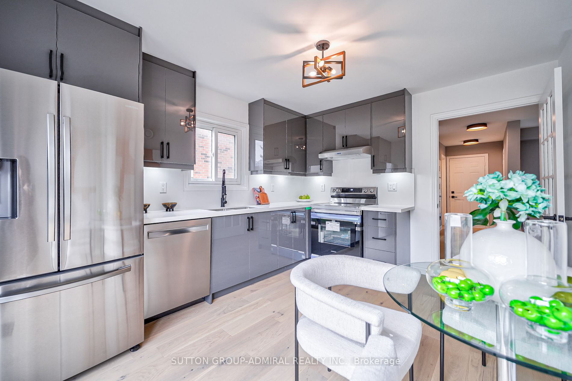 350 Pickering Cres