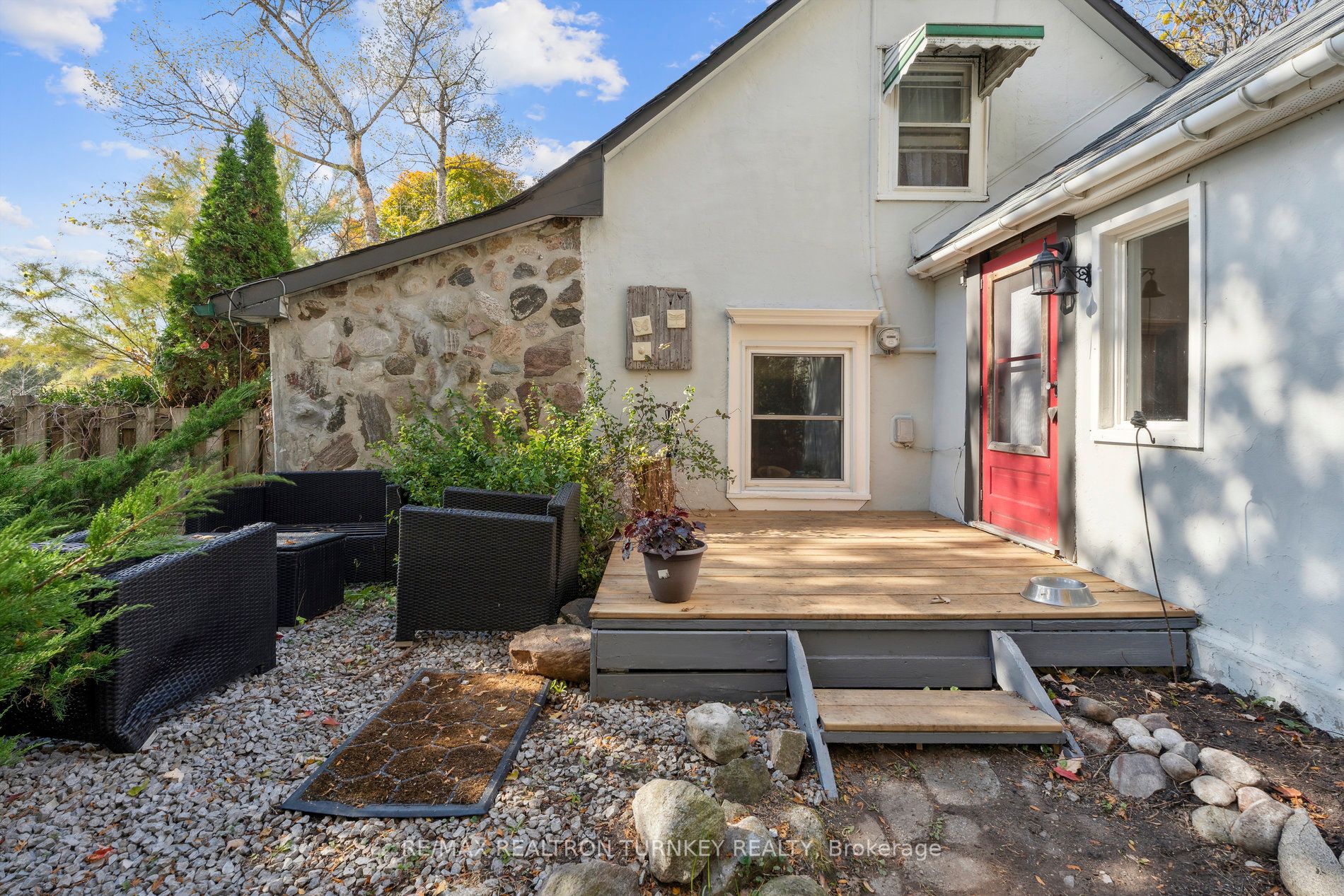 2872 Mount Albert Rd