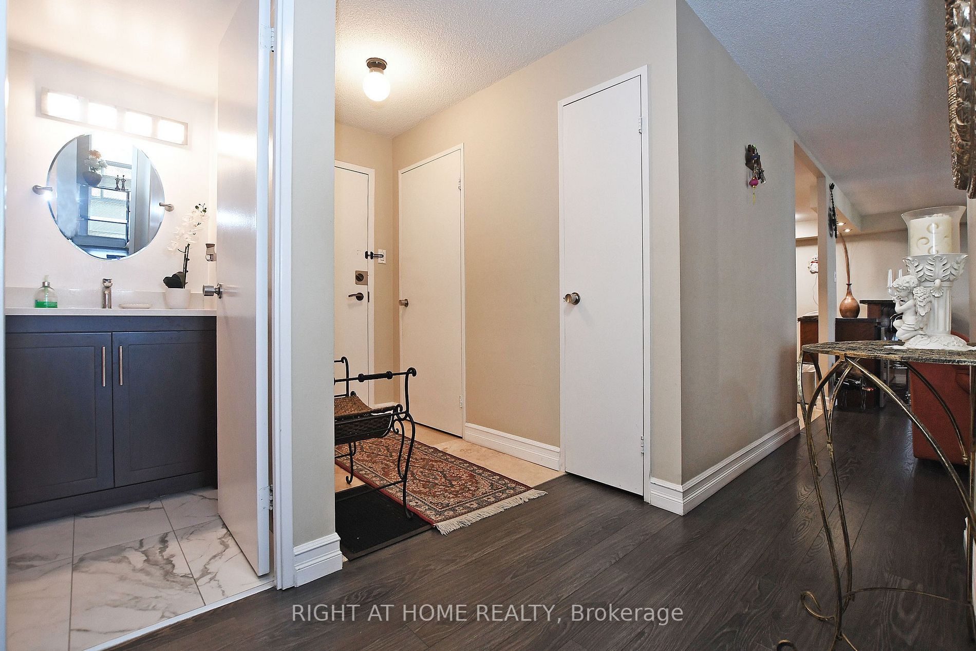 60 Inverlochy Blvd, #806