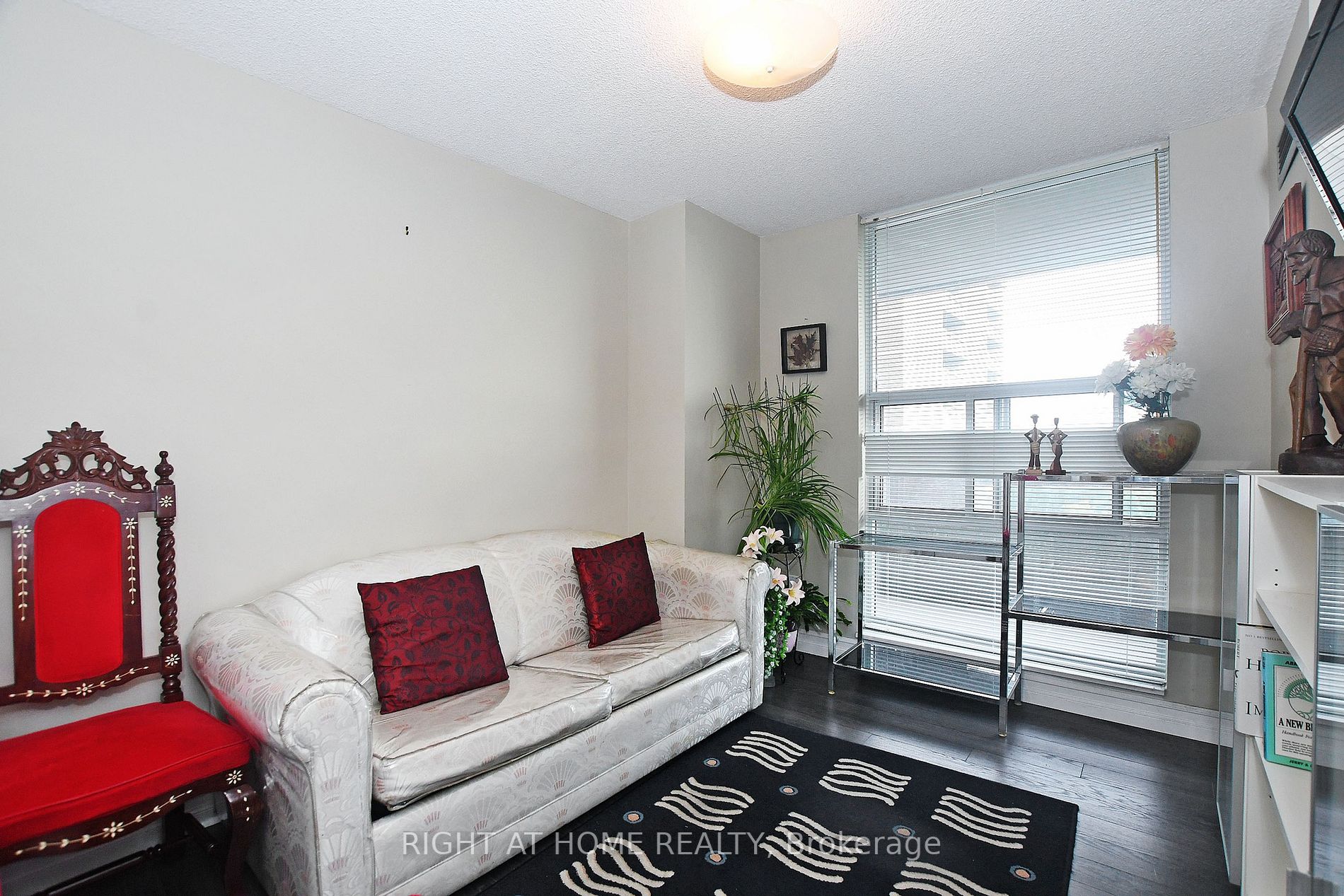 60 Inverlochy Blvd, #806
