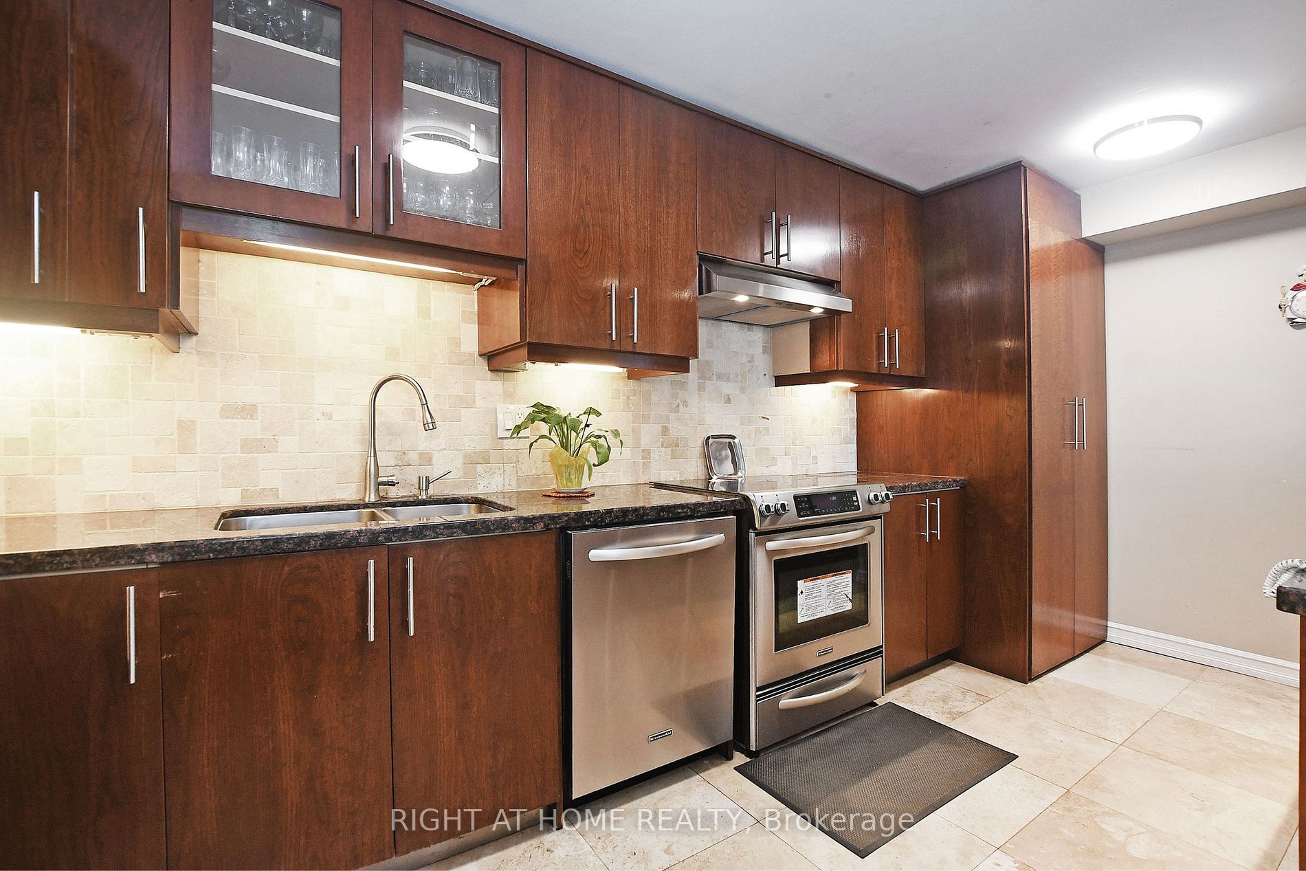 60 Inverlochy Blvd, #806