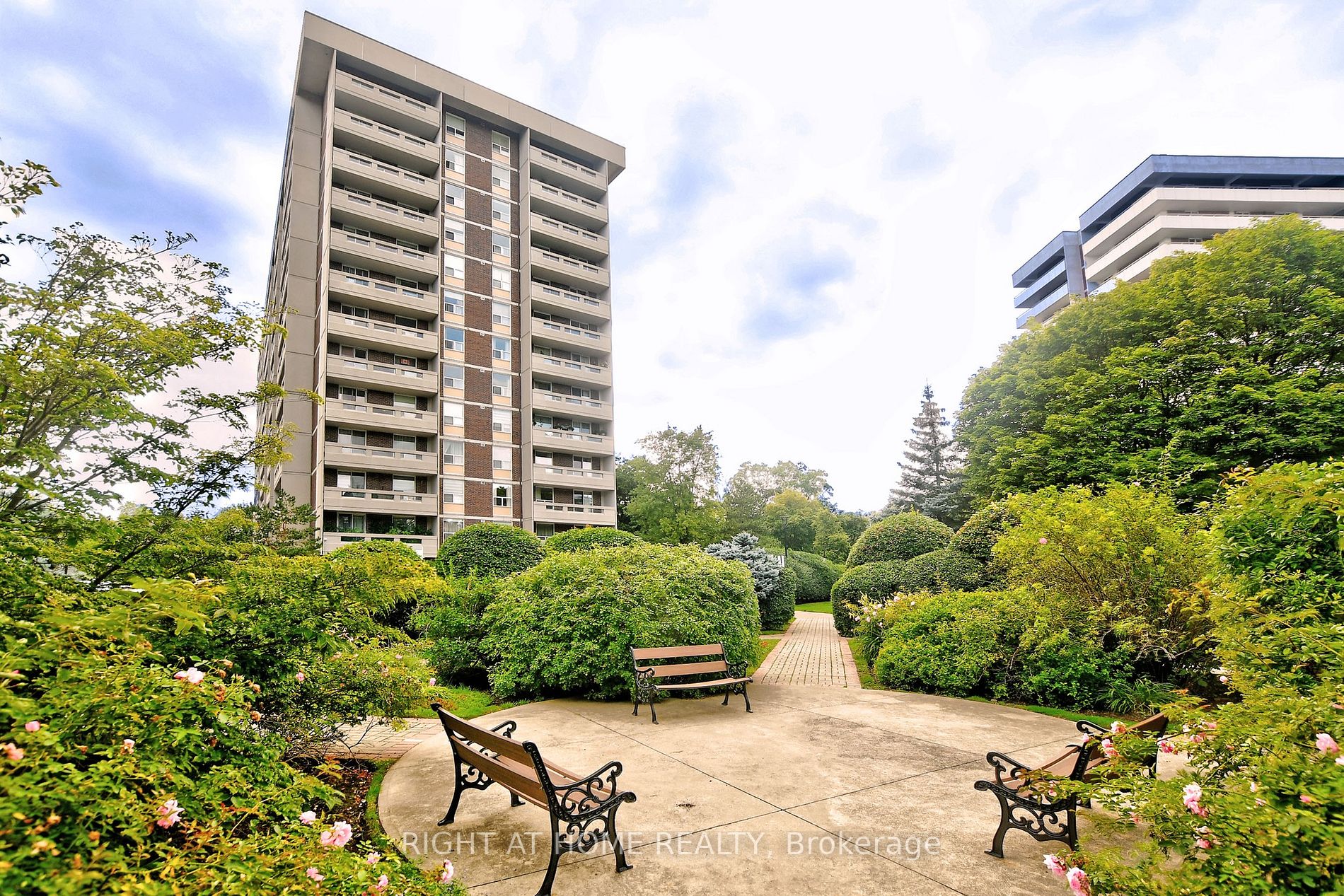 60 Inverlochy Blvd, #806