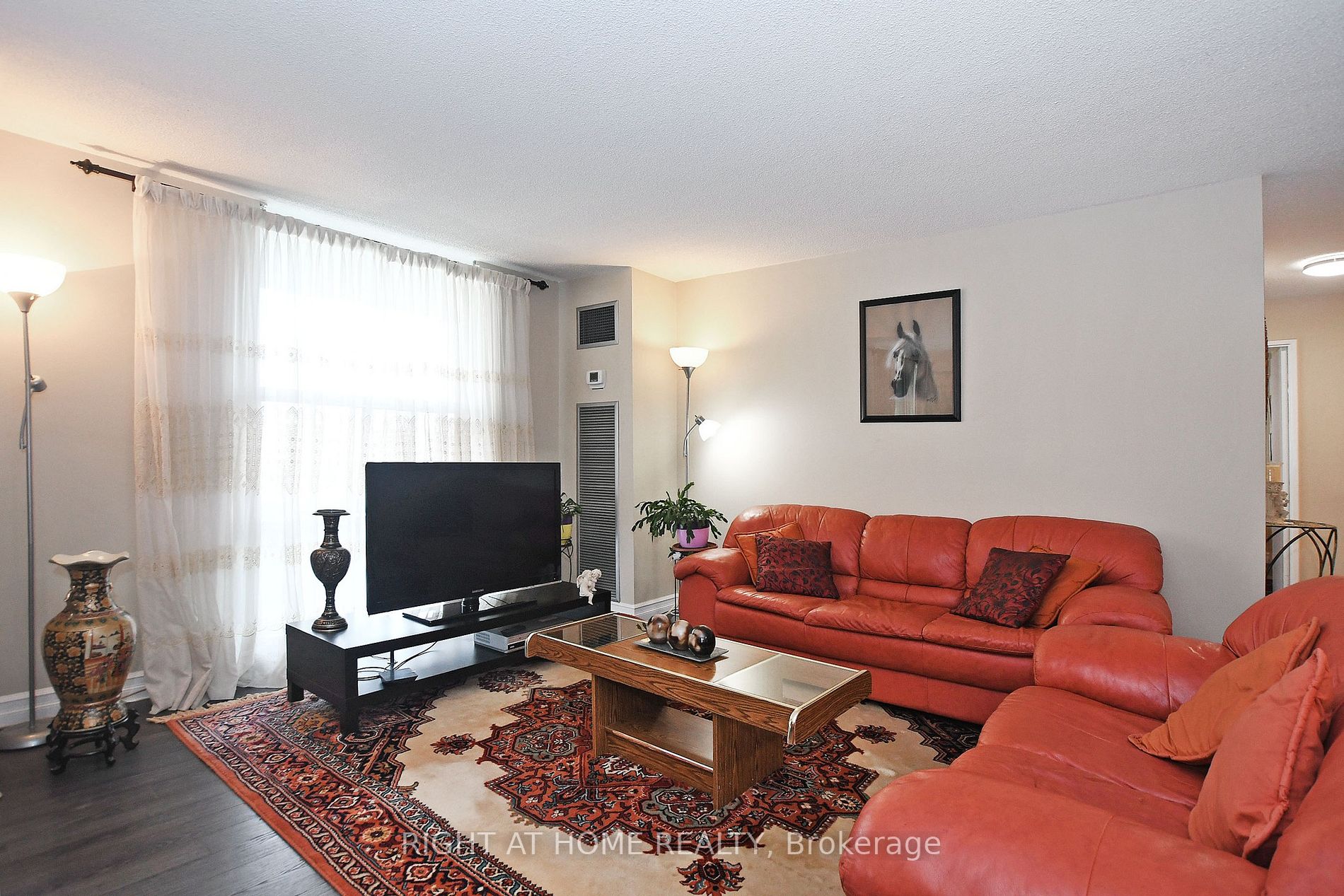 60 Inverlochy Blvd, #806