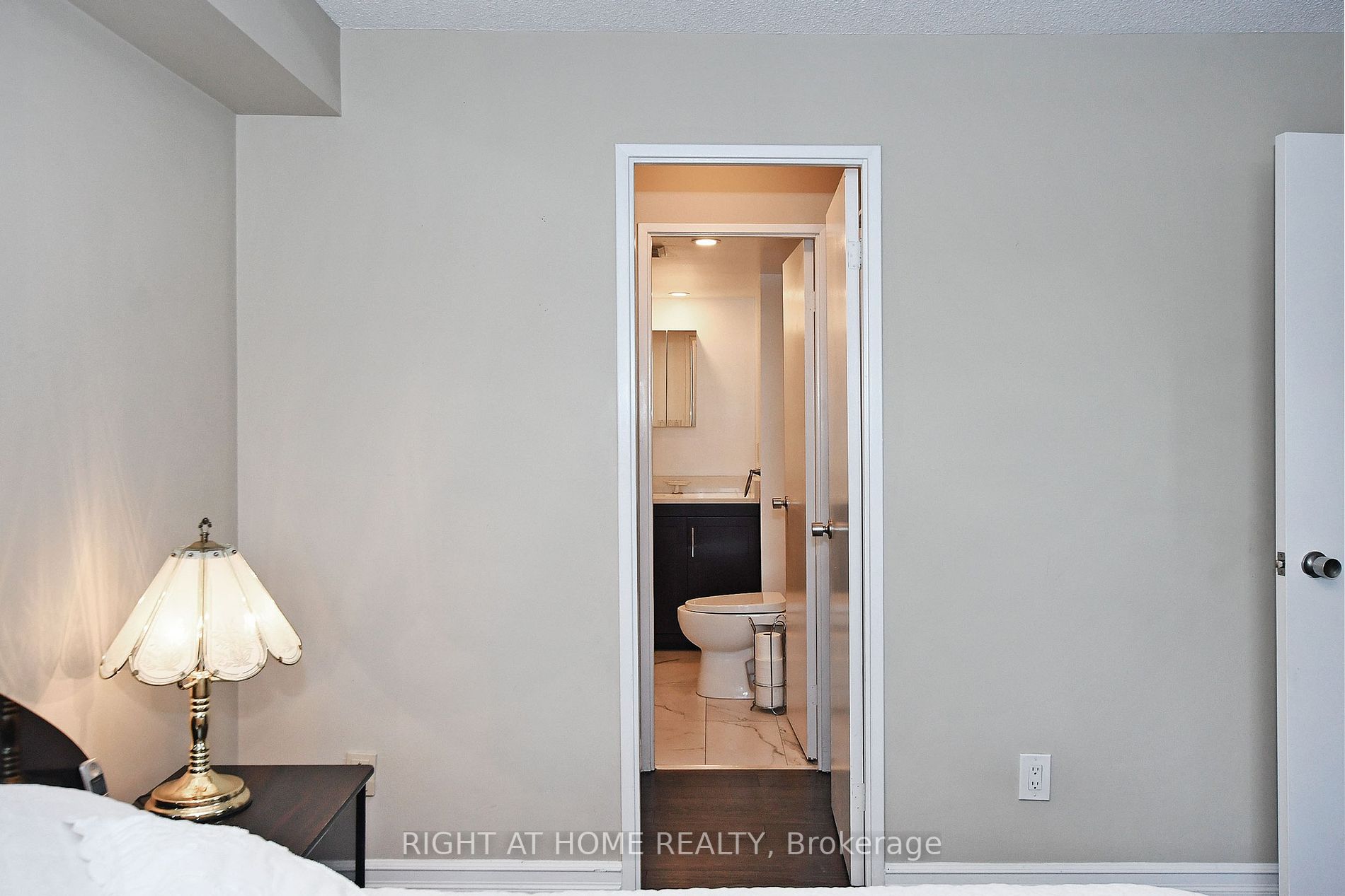 60 Inverlochy Blvd, #806