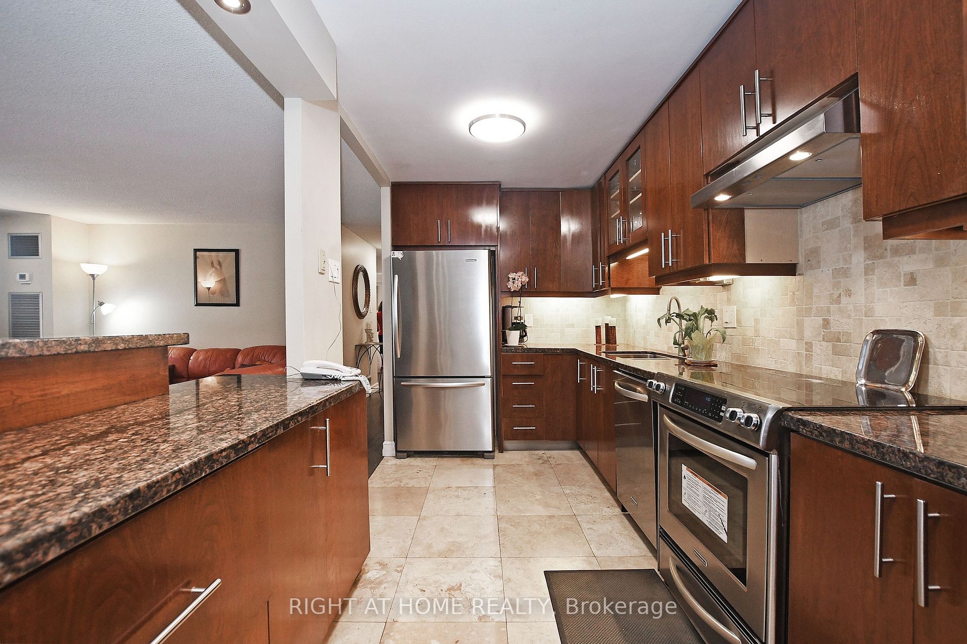 60 Inverlochy Blvd, #806