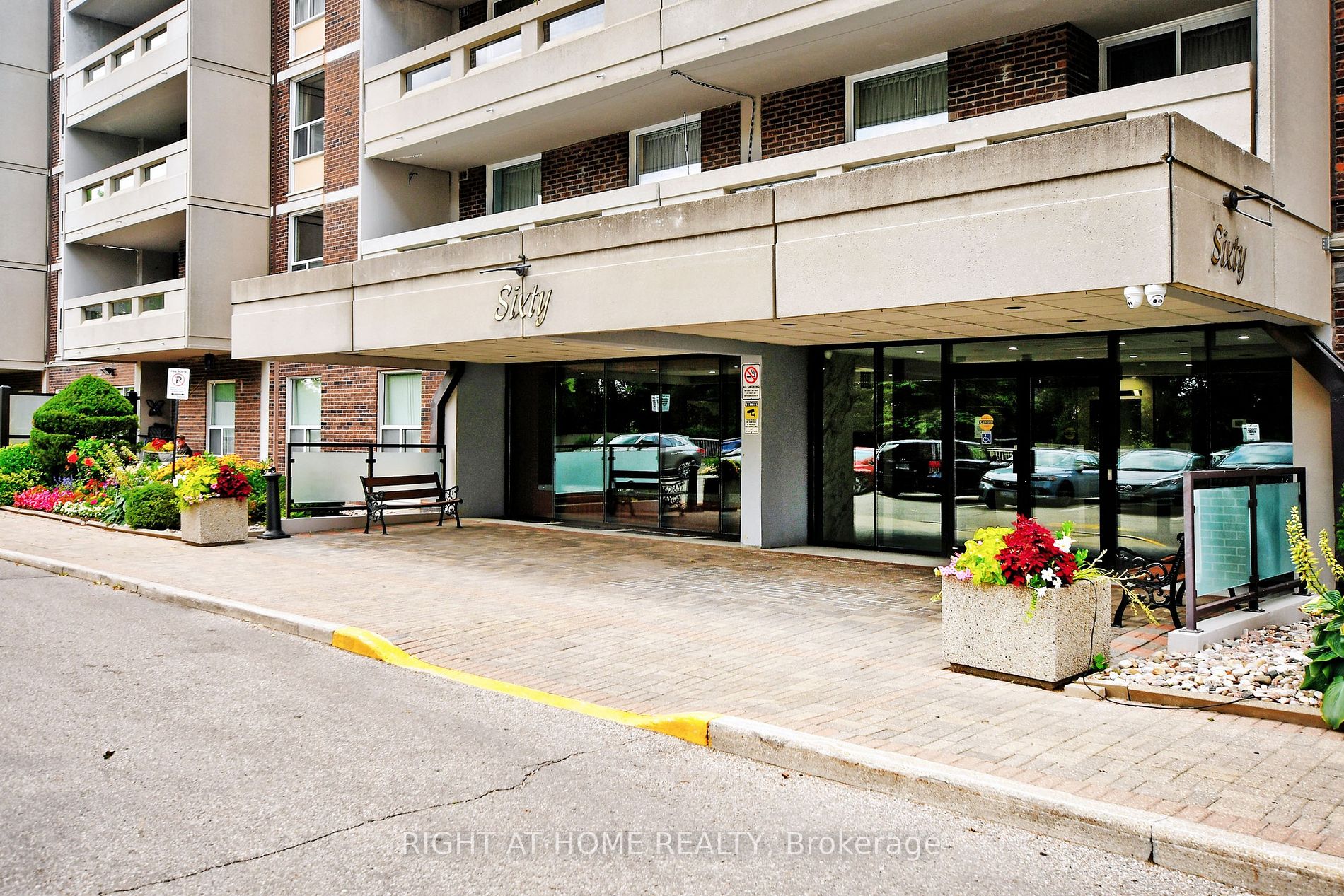60 Inverlochy Blvd, #806