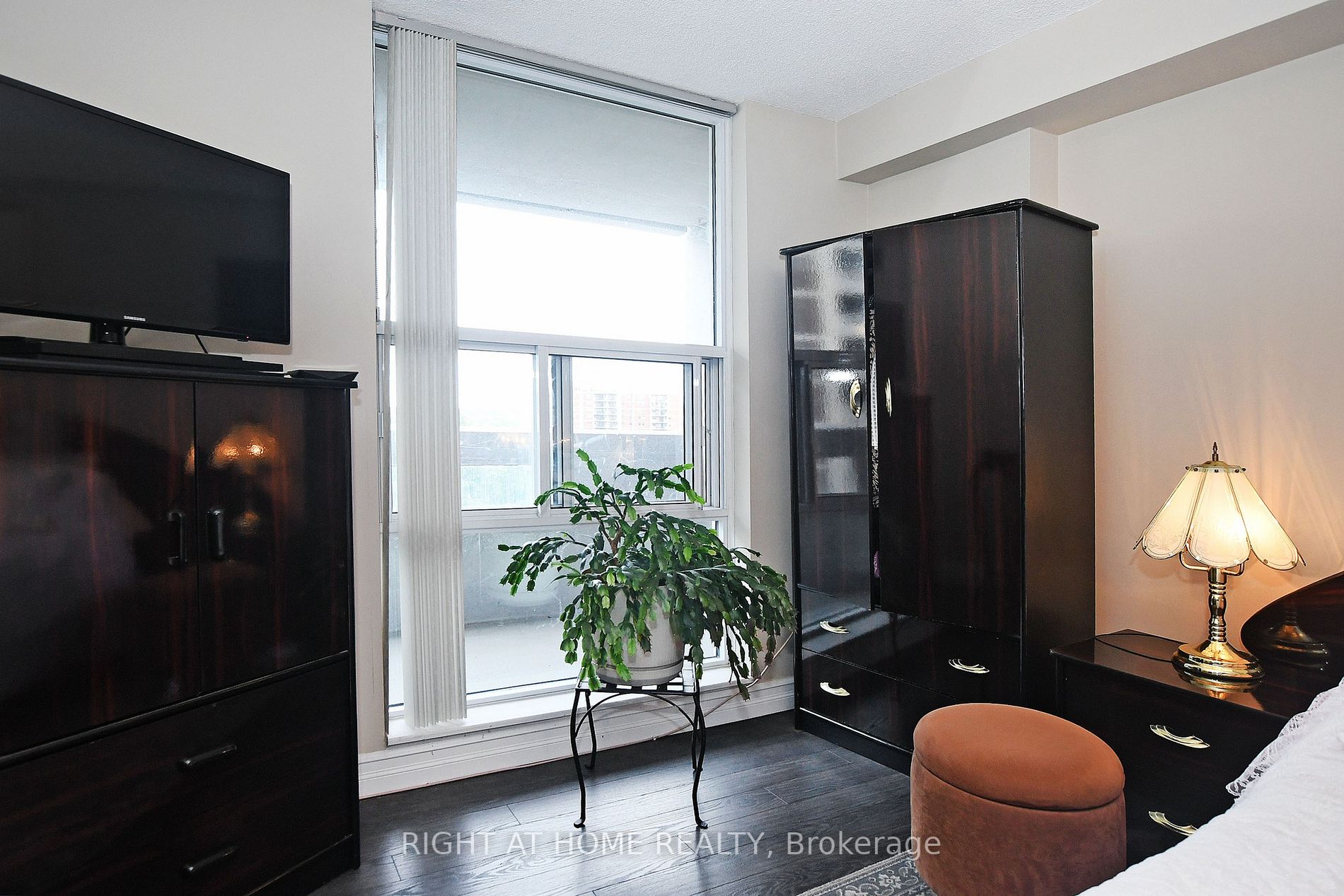 60 Inverlochy Blvd, #806