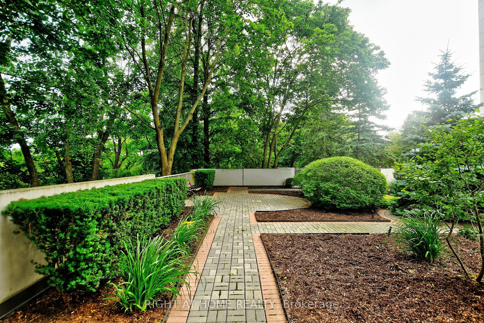 60 Inverlochy Blvd, #806