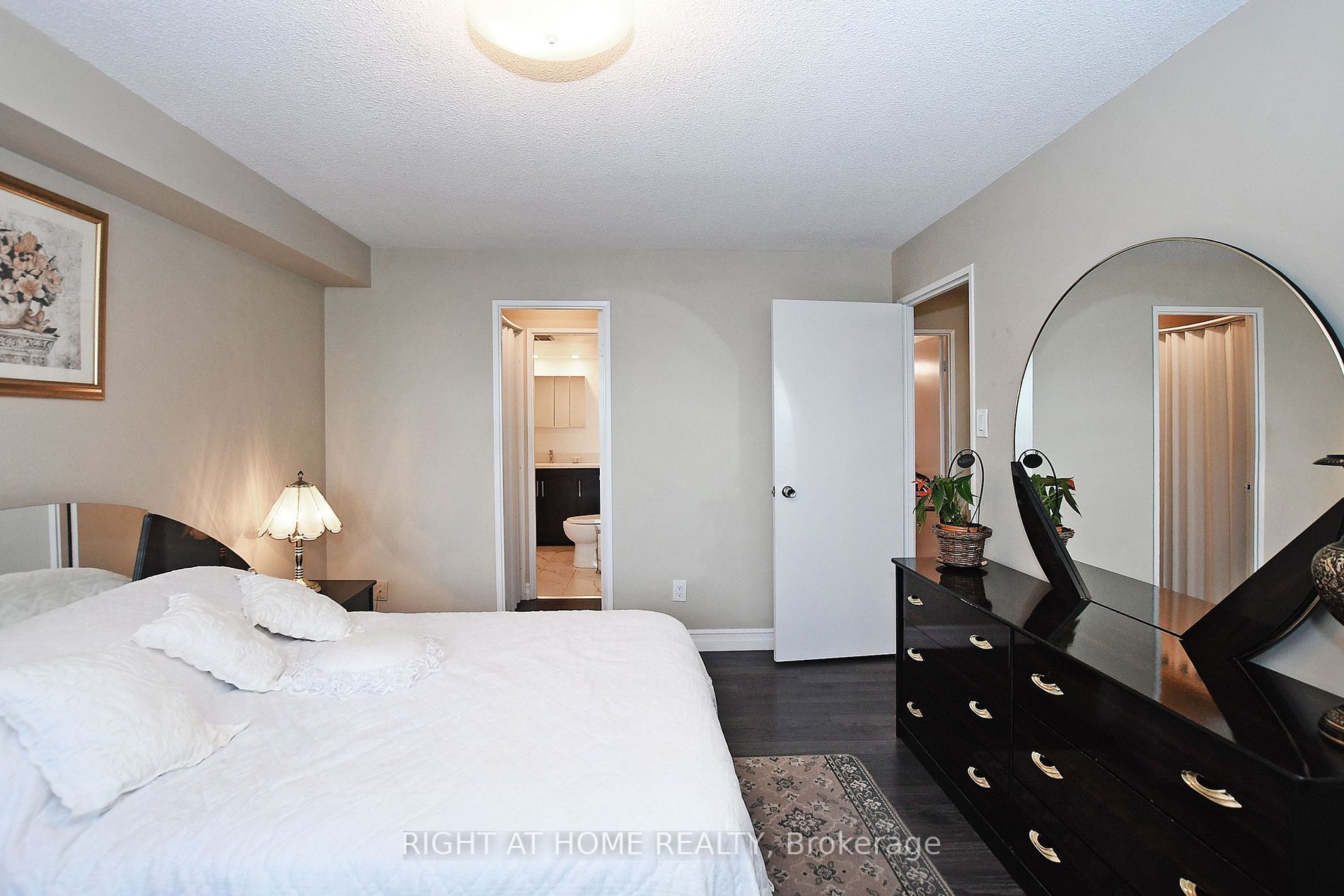 60 Inverlochy Blvd, #806