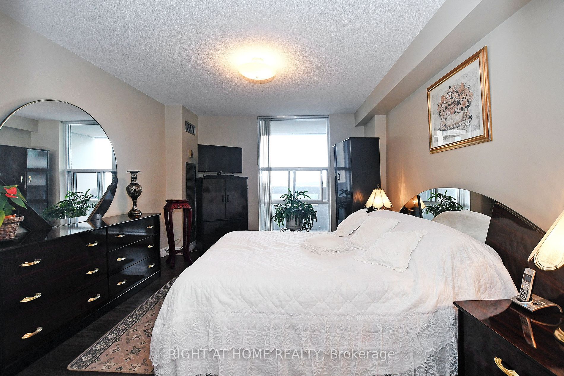 60 Inverlochy Blvd, #806