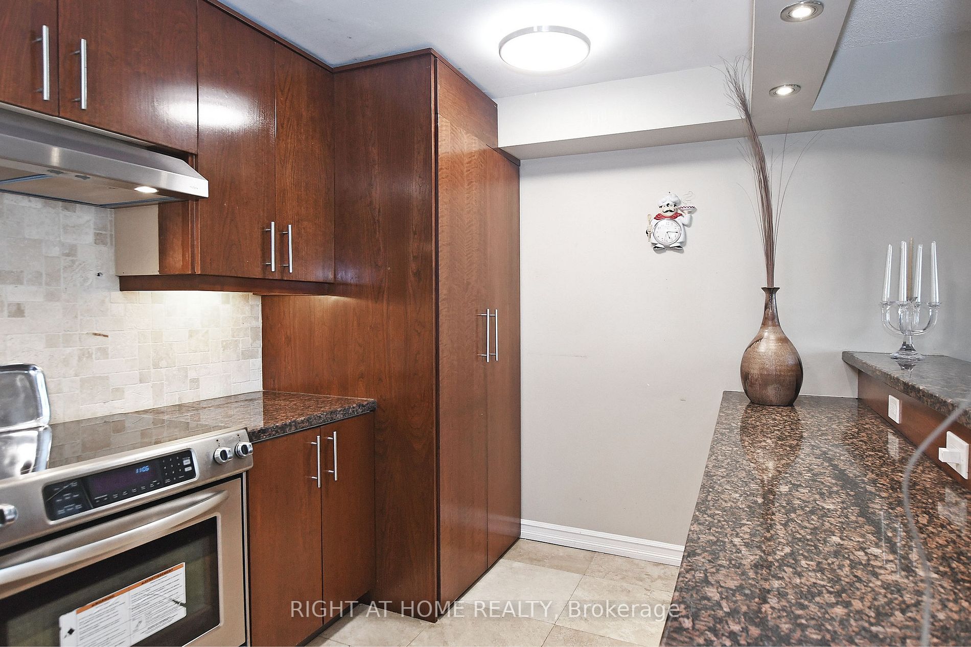 60 Inverlochy Blvd, #806