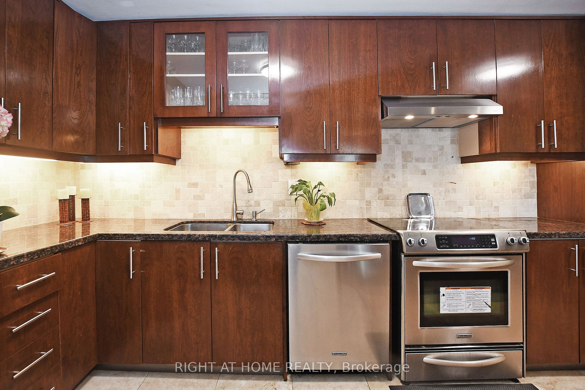60 Inverlochy Blvd, #806