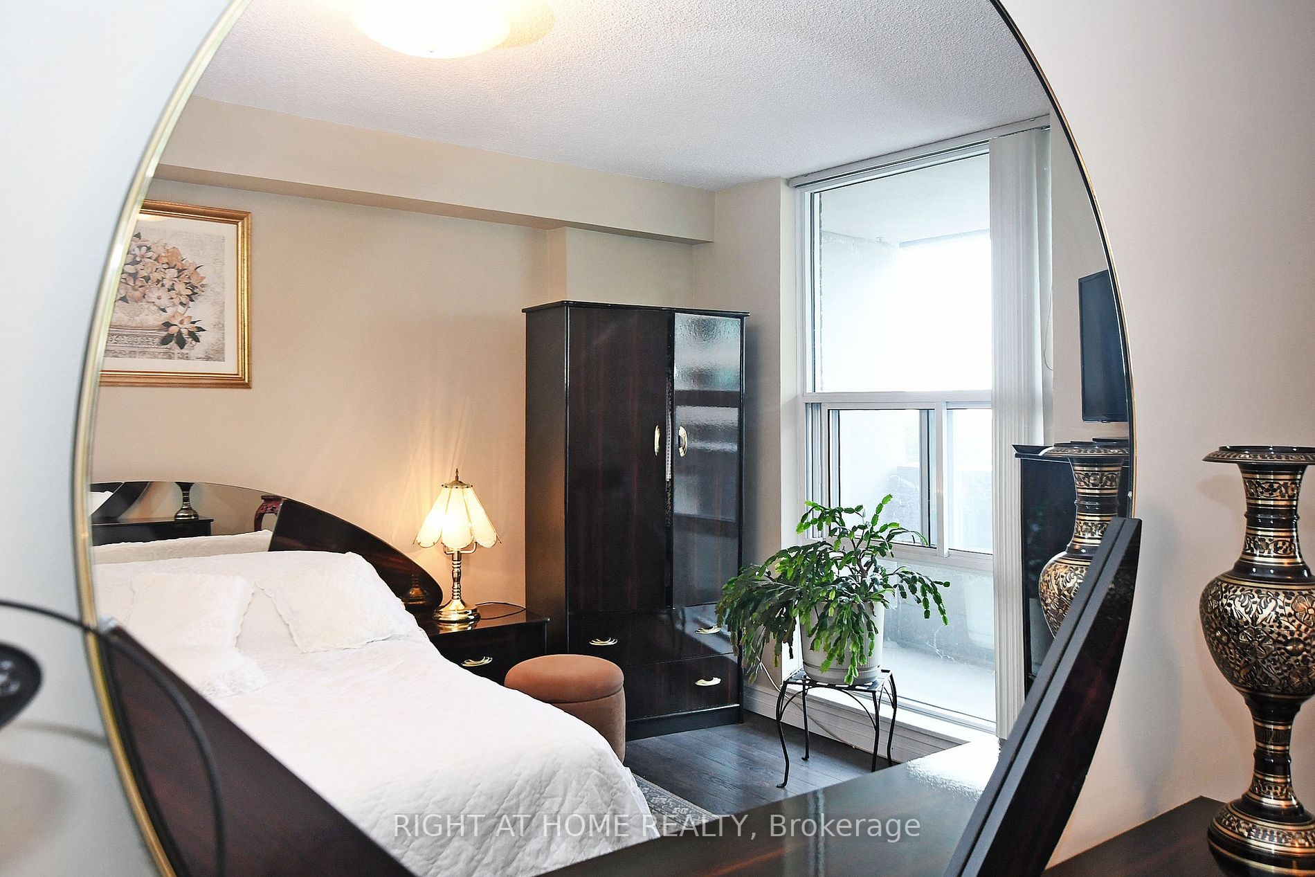 60 Inverlochy Blvd, #806