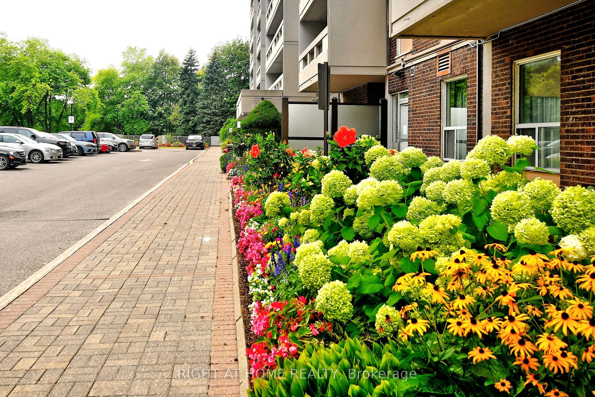 60 Inverlochy Blvd, #806