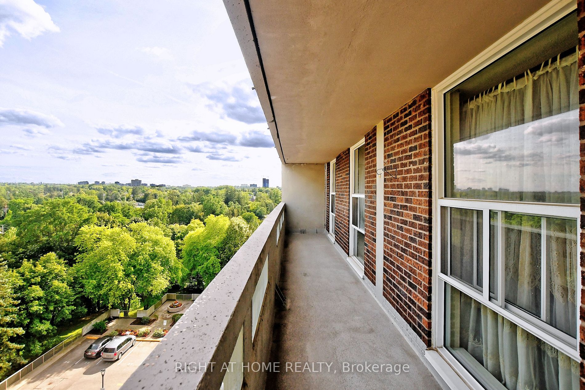 60 Inverlochy Blvd, #806