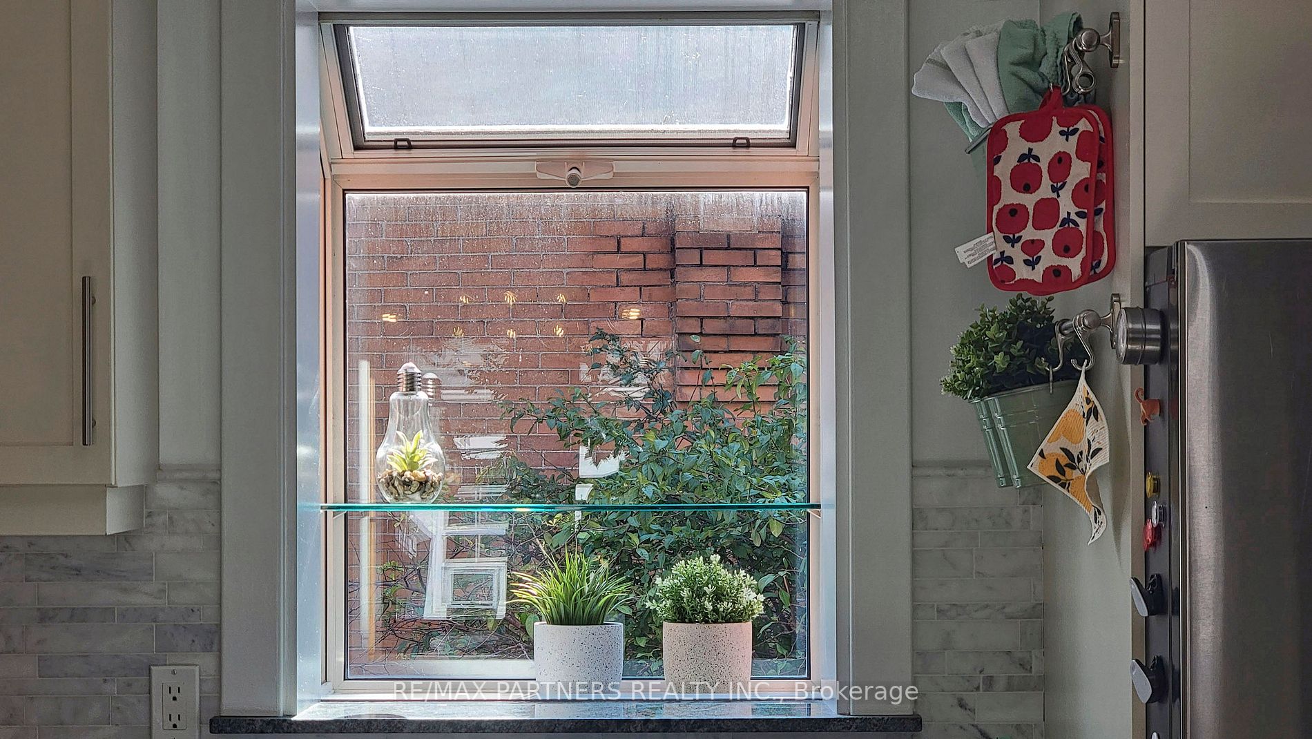 16 Elizabeth Street S