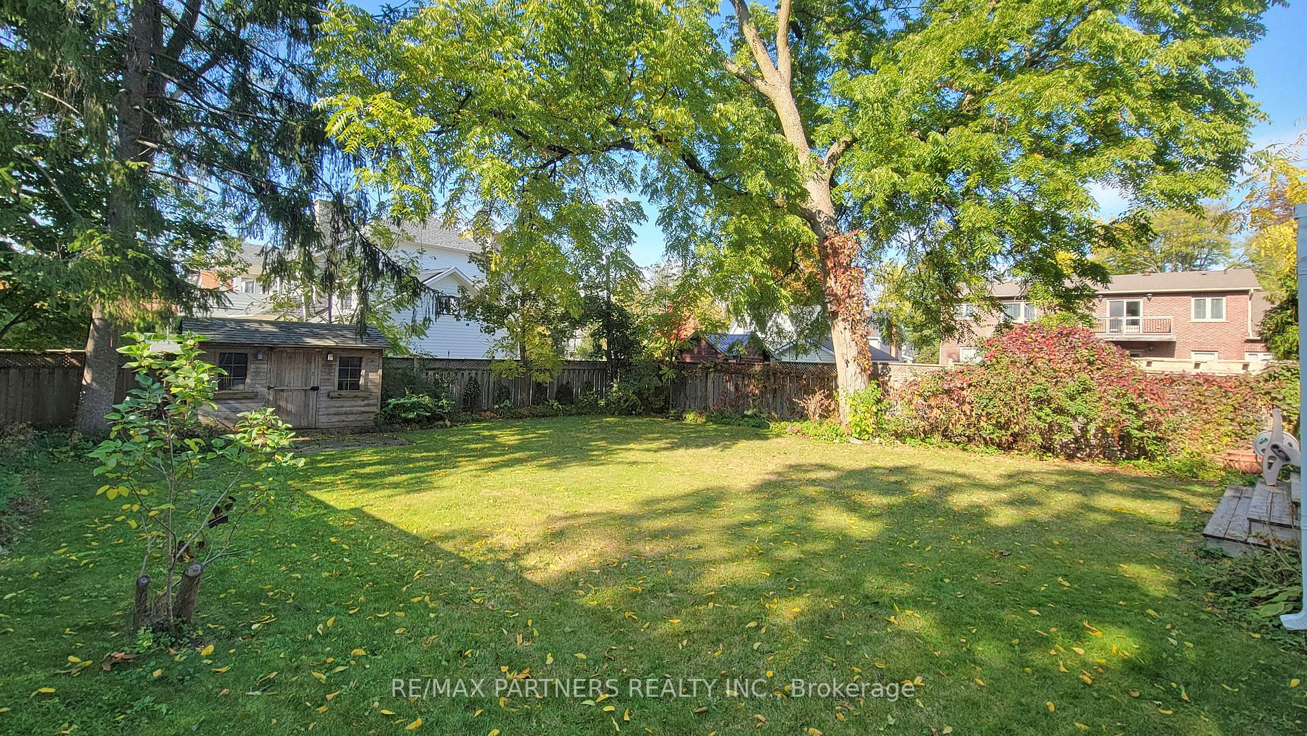 16 Elizabeth Street S