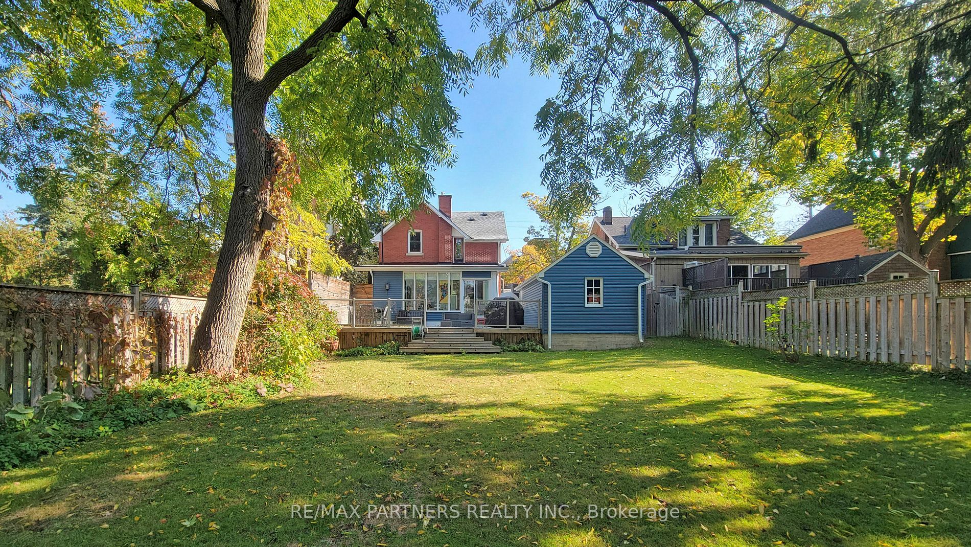 16 Elizabeth Street S