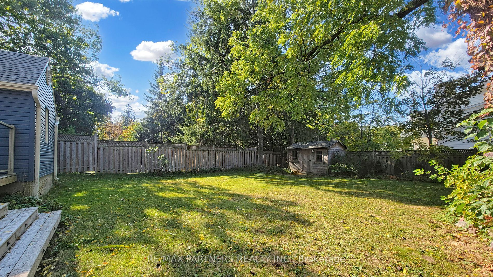 16 Elizabeth Street S