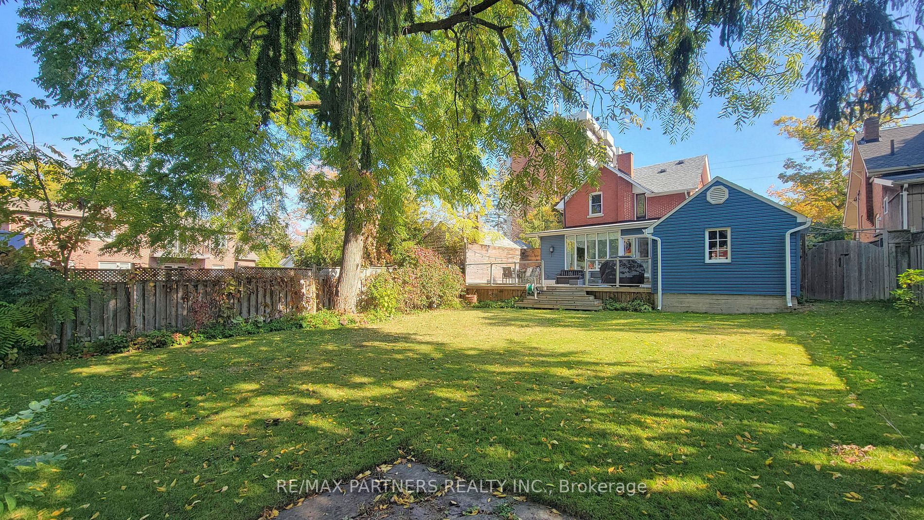 16 Elizabeth Street S