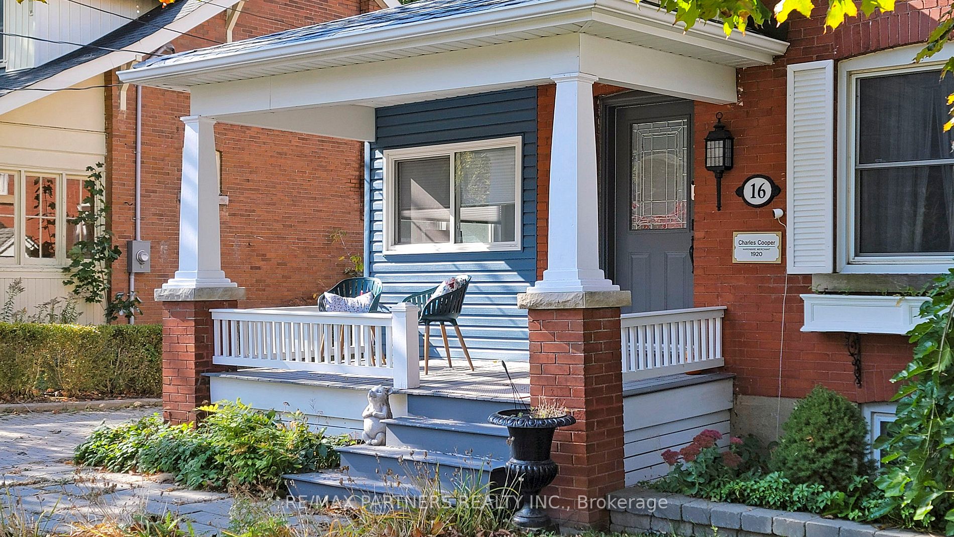 16 Elizabeth Street S