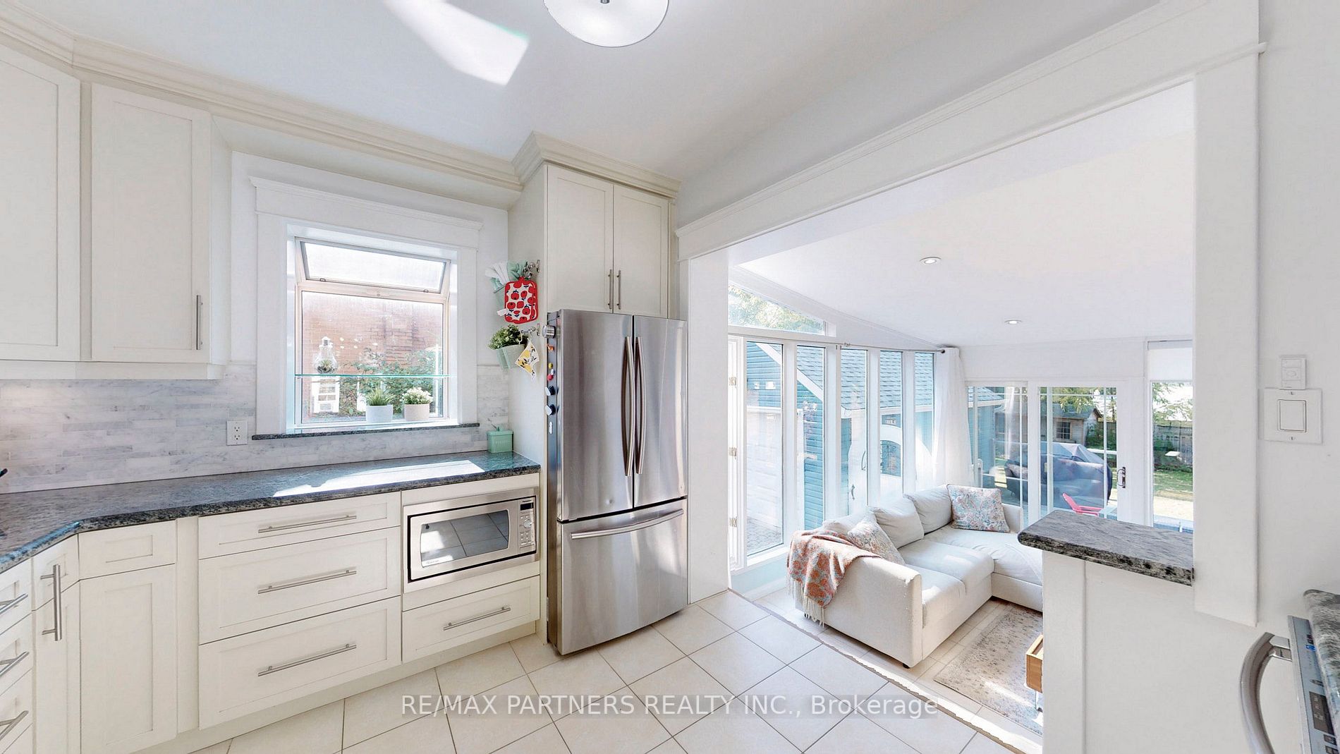 16 Elizabeth Street S
