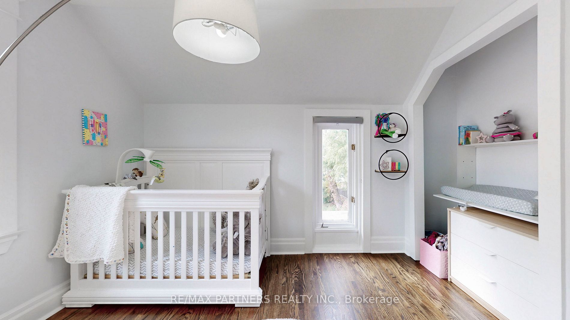 16 Elizabeth Street S