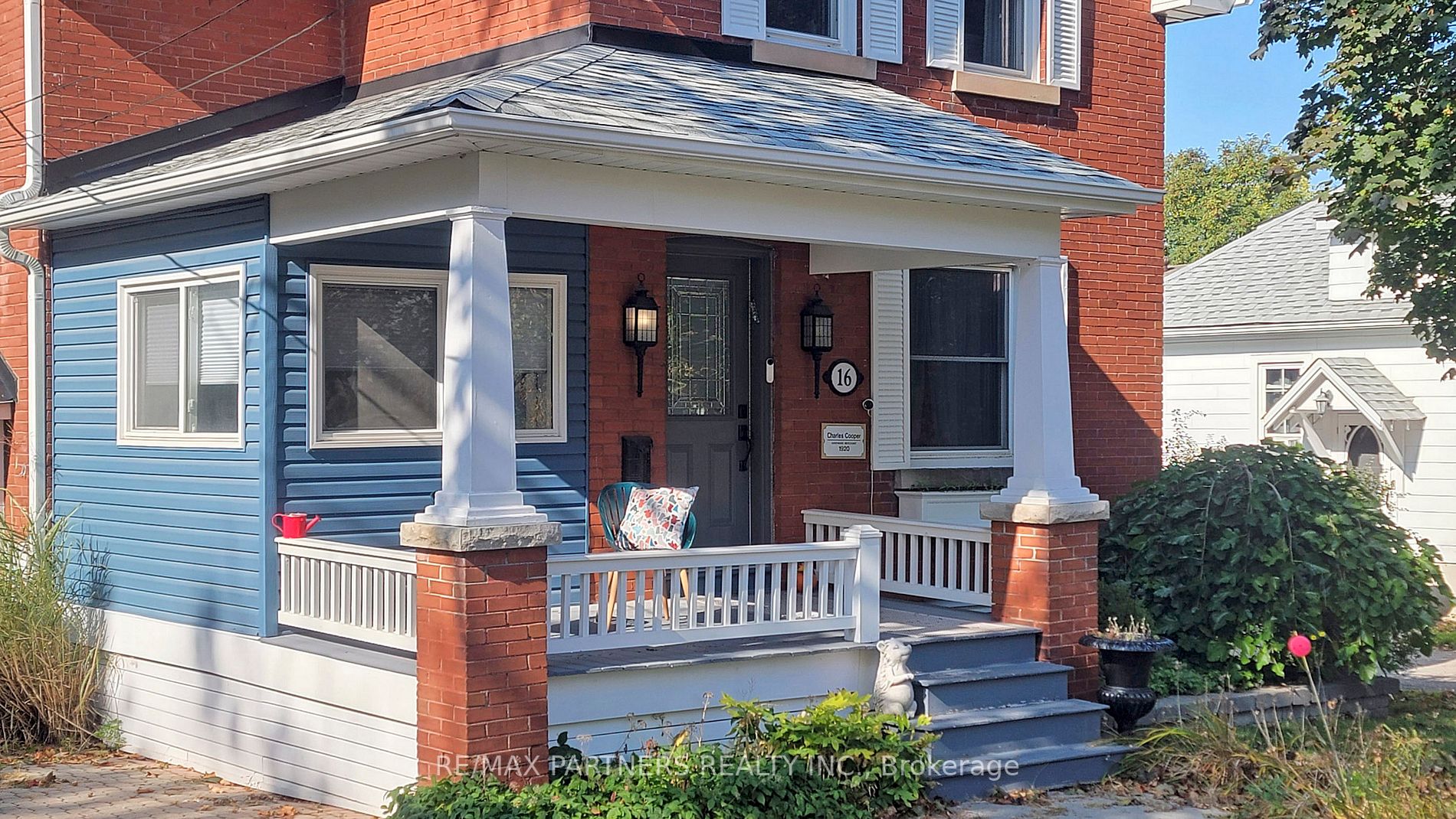 16 Elizabeth Street S