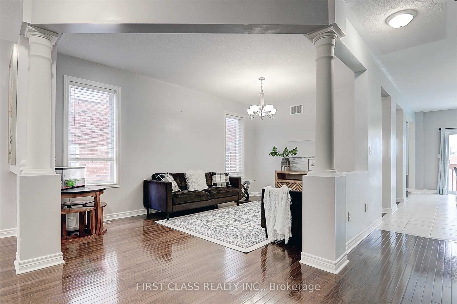 65 Aikenhead Ave