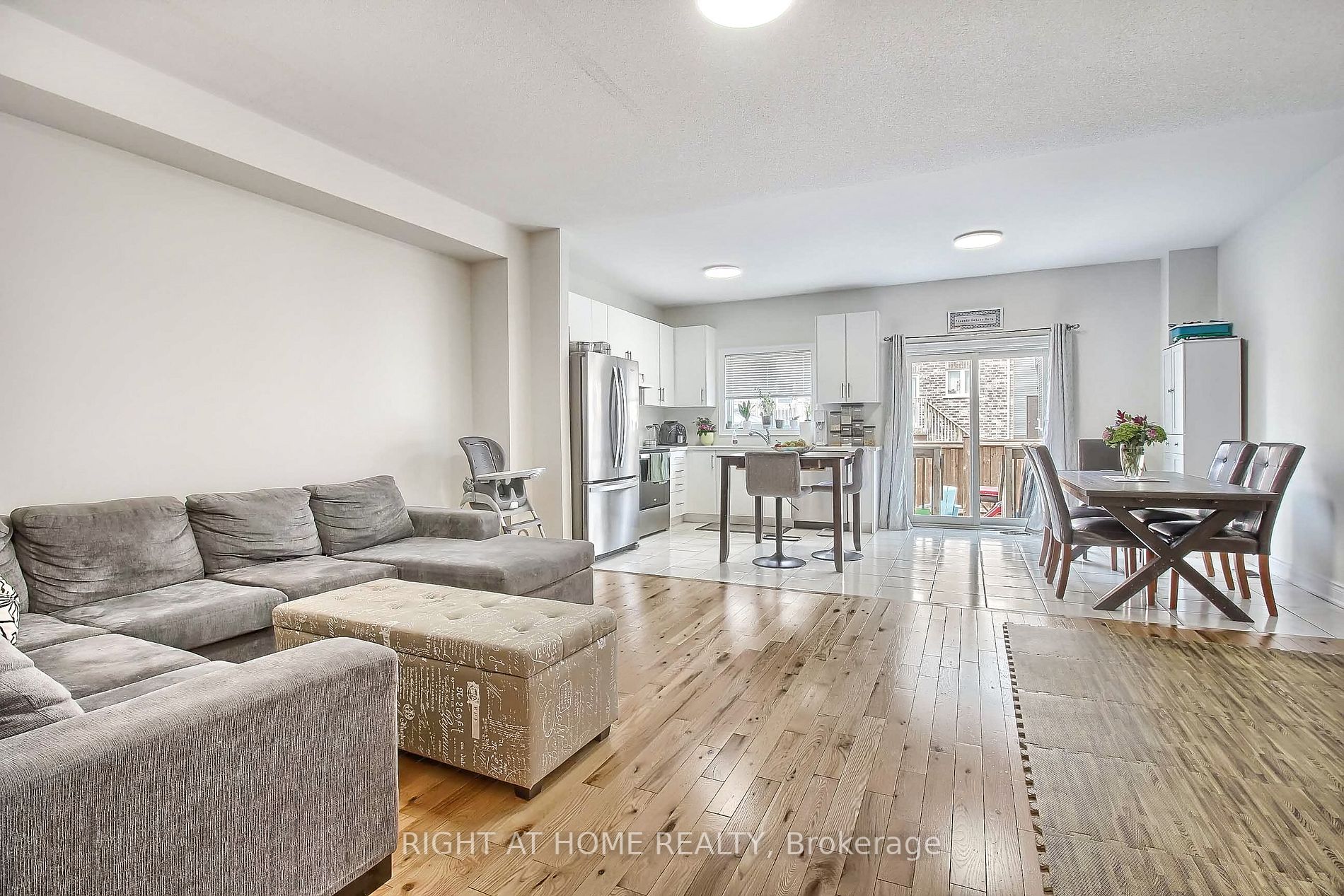 1143 Peelar Cres
