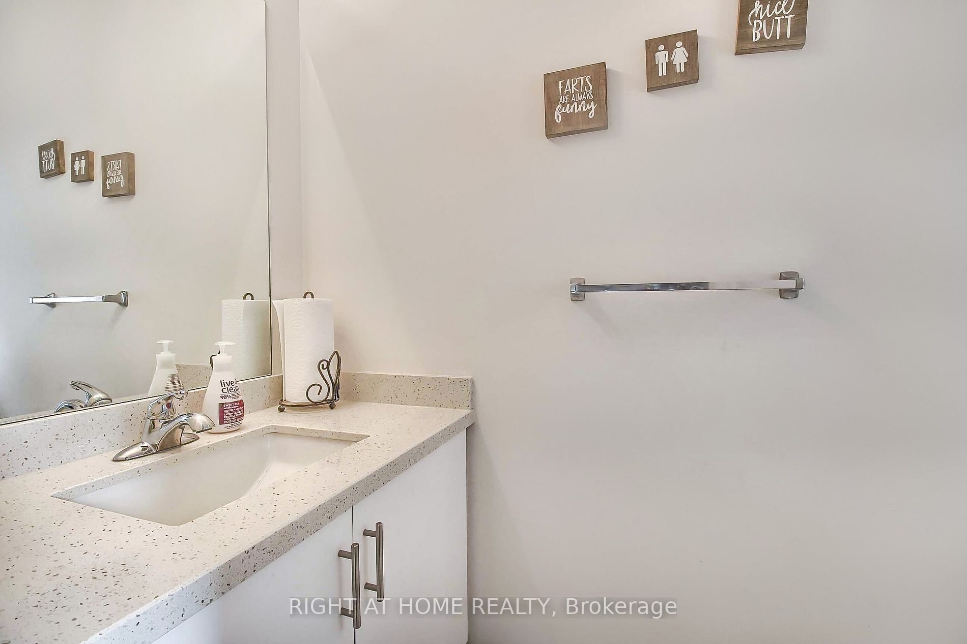 1143 Peelar Cres