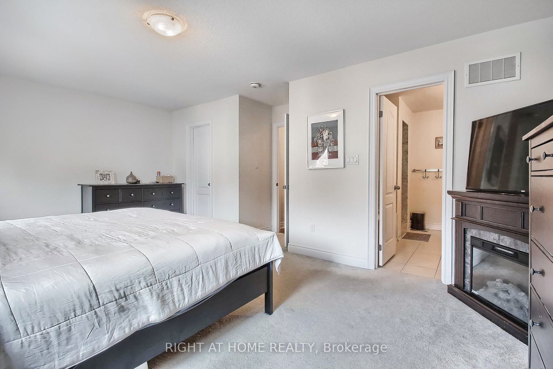 1143 Peelar Cres