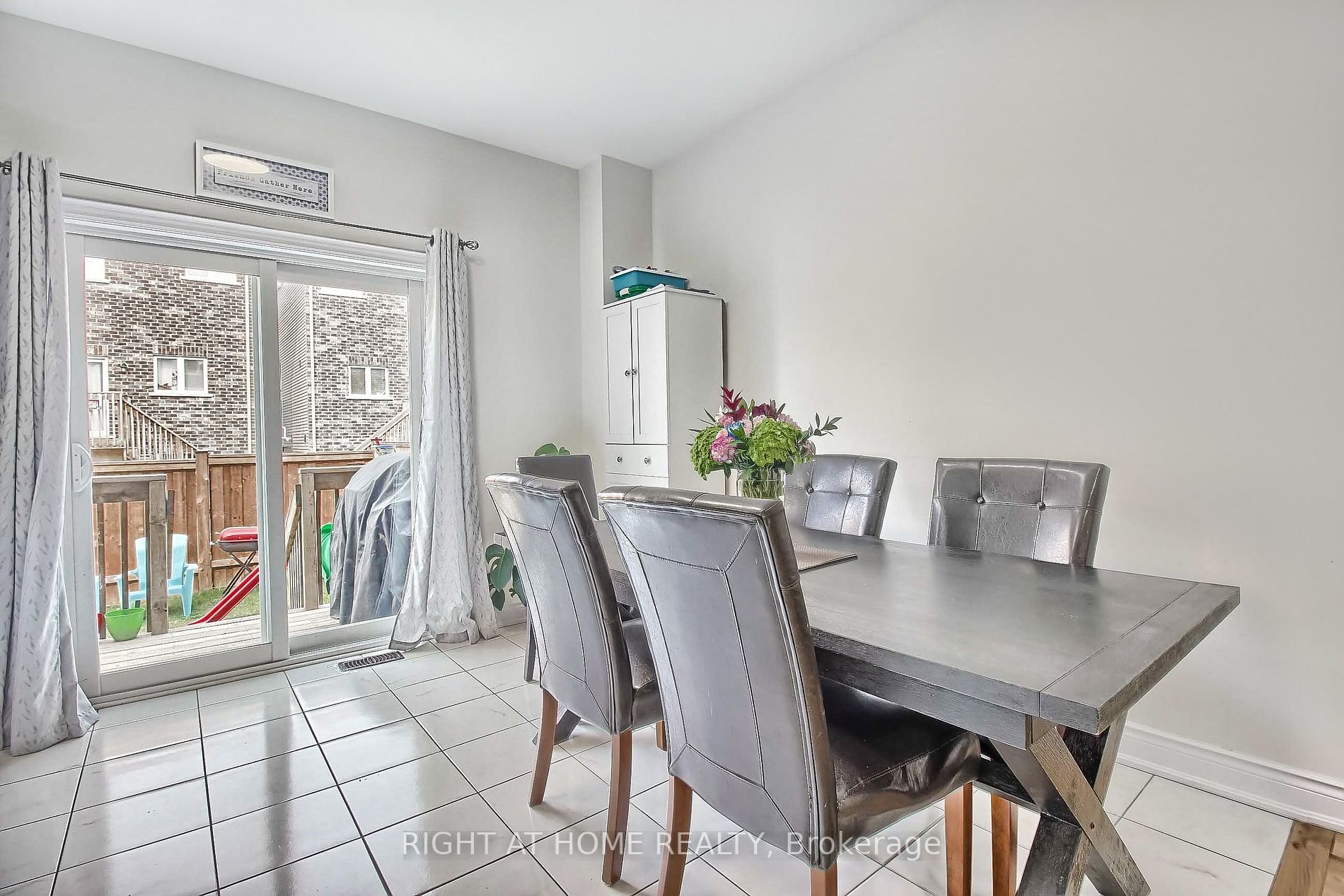 1143 Peelar Cres