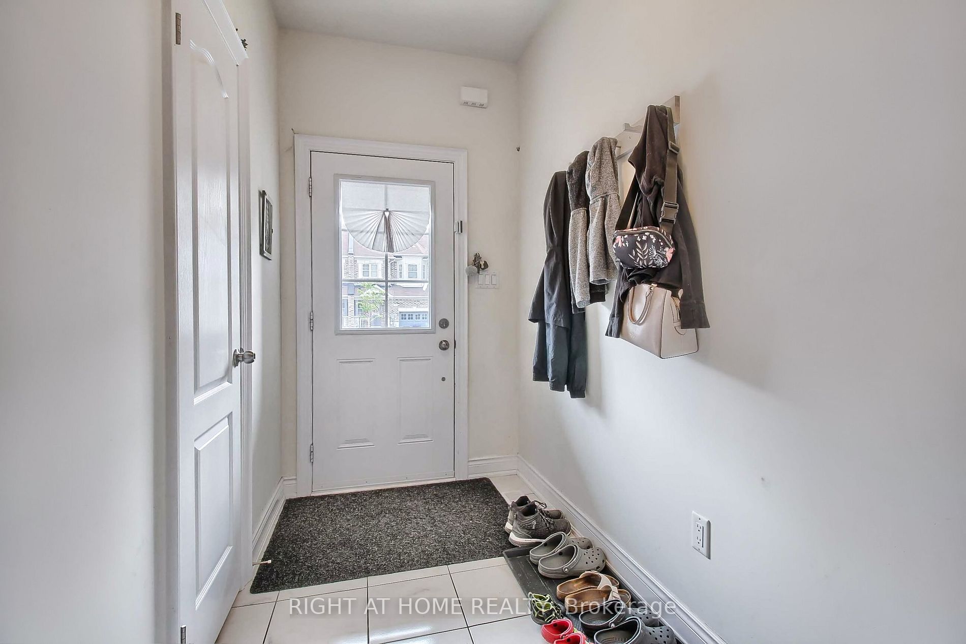 1143 Peelar Cres