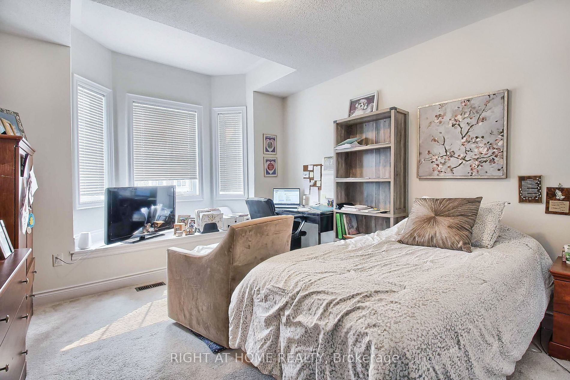 1143 Peelar Cres