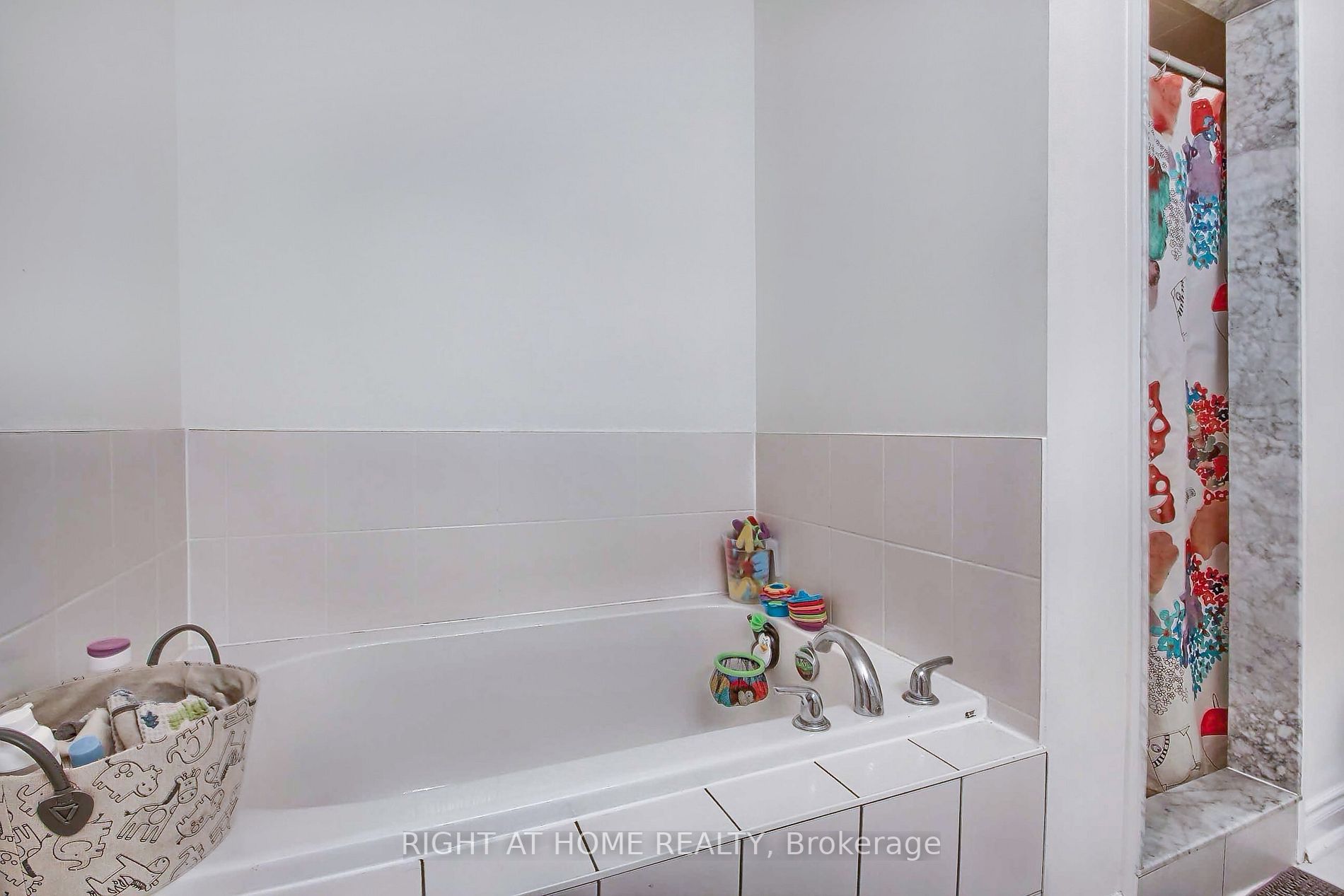 1143 Peelar Cres
