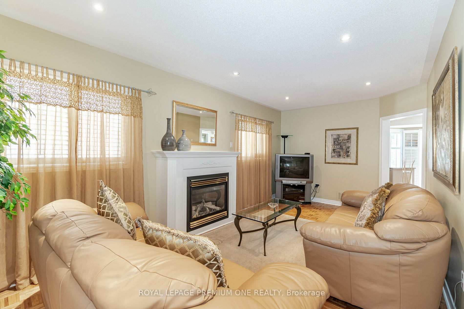49 Pine Hollow Cres