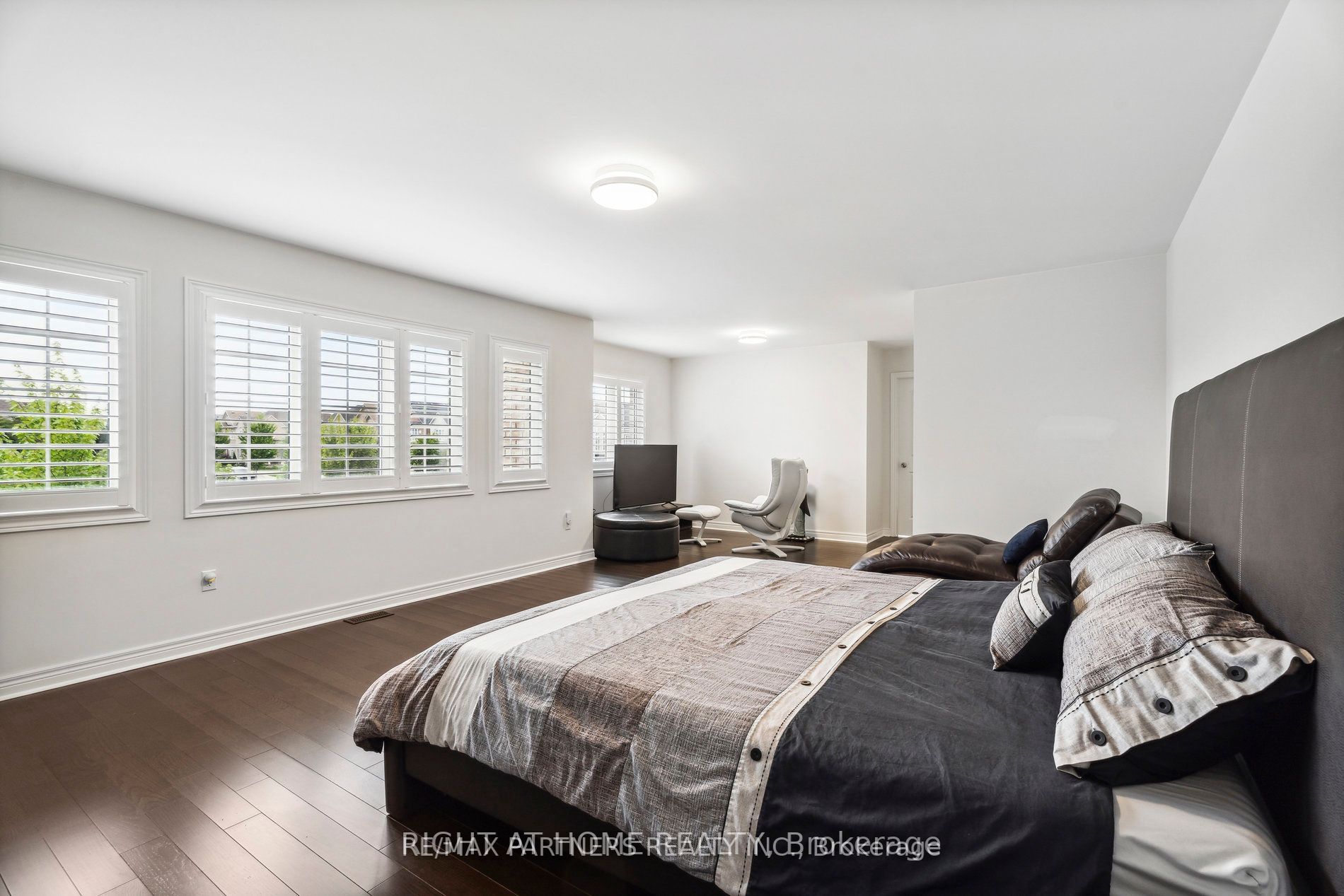 2 Portia St