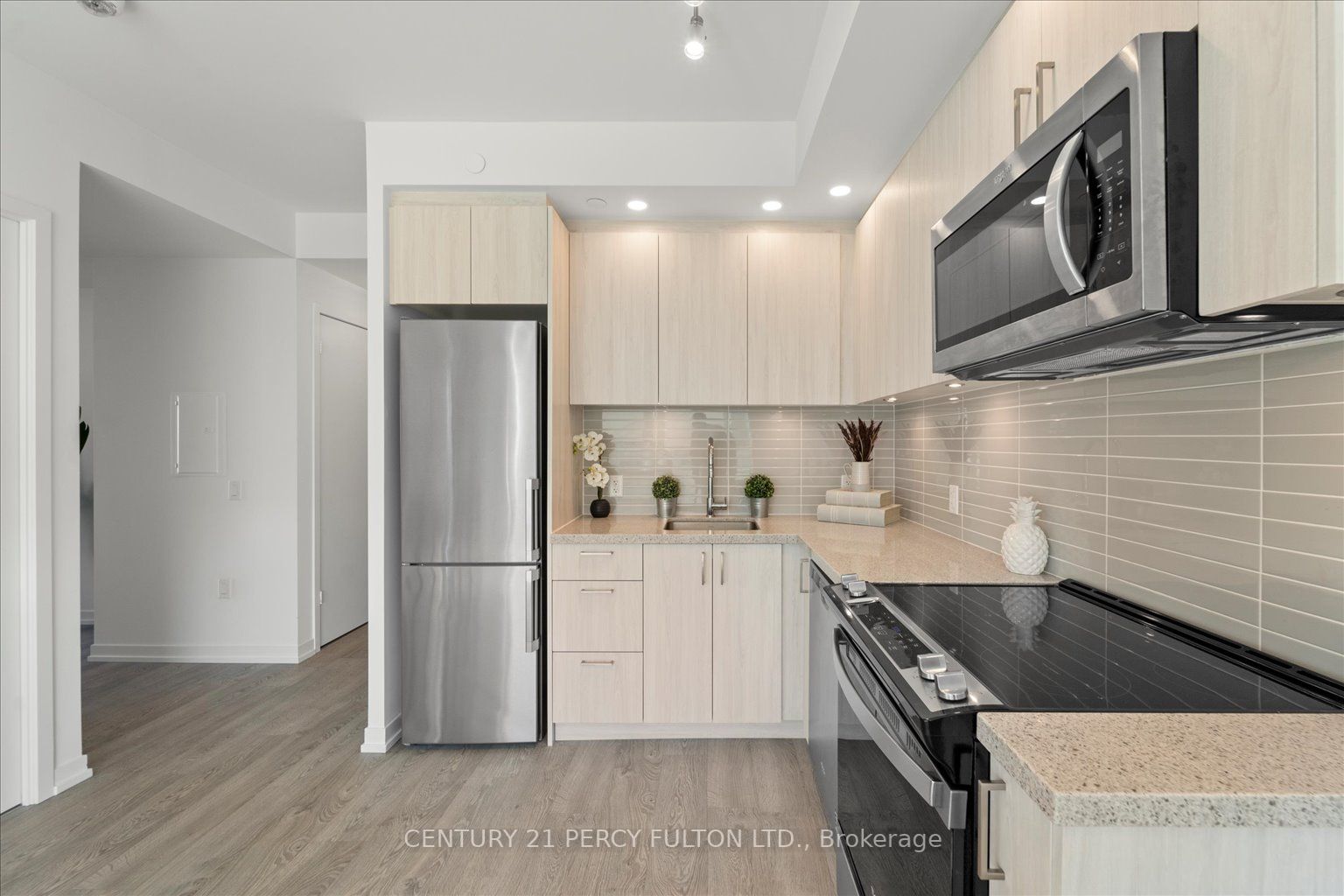 8868 Yonge St, #521E