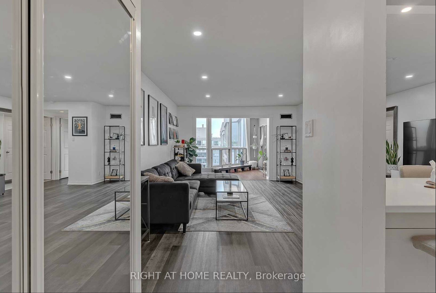 309 Major Mackenzie Drive E, #1014